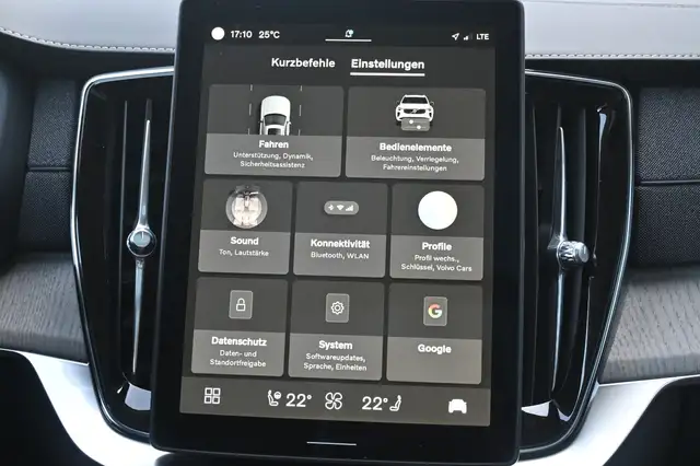 Volvo XC90 view 22