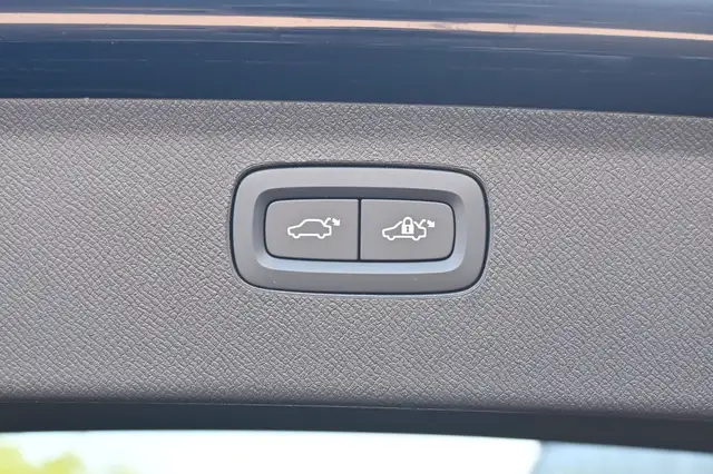 Volvo XC90 view 8