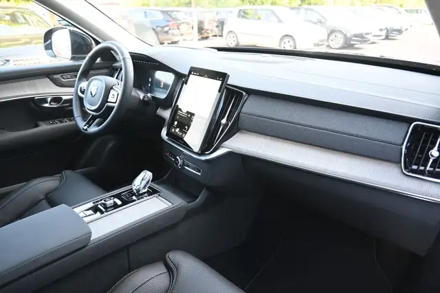 Volvo XC90 view 13