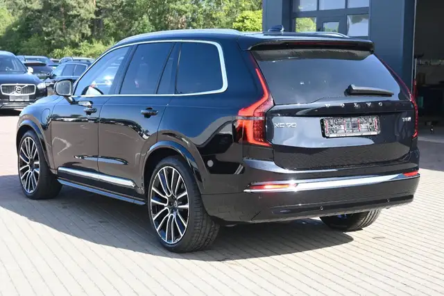 Volvo XC90 view 3