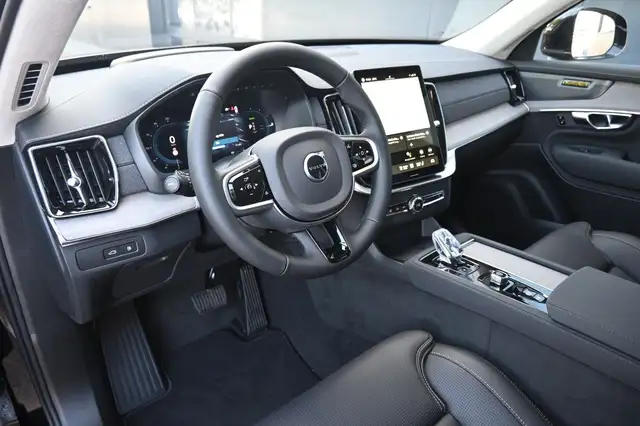 Volvo XC90 view 9
