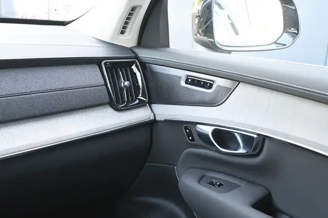 Volvo XC90 view 18