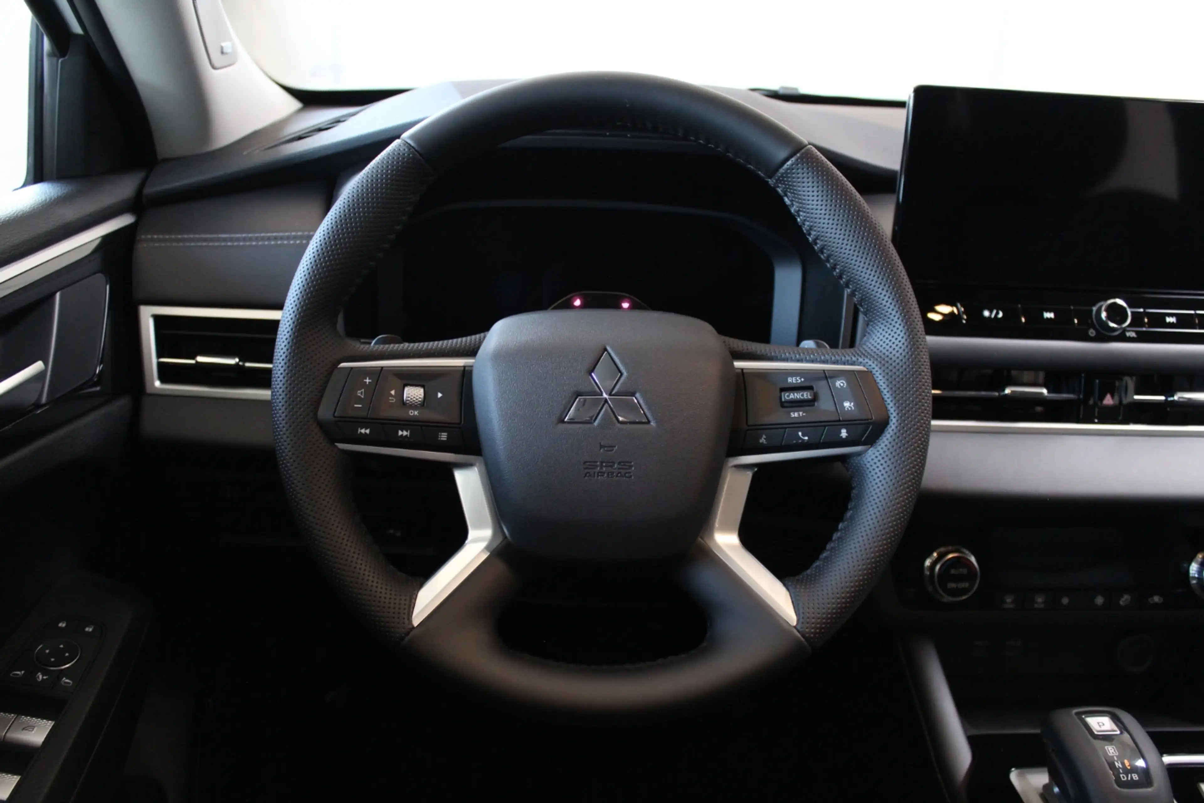 Mitsubishi Outlander 2.4L PHEV Diamant — photo 12