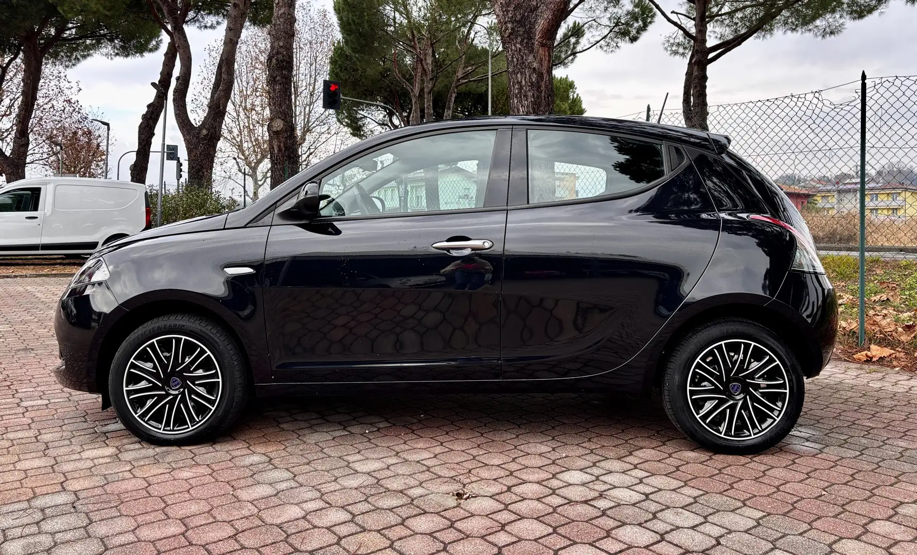 Lancia Ypsilon Ypsilon 1.0 firefly hybrid *GRANDINE-SGNI* Nero - 2