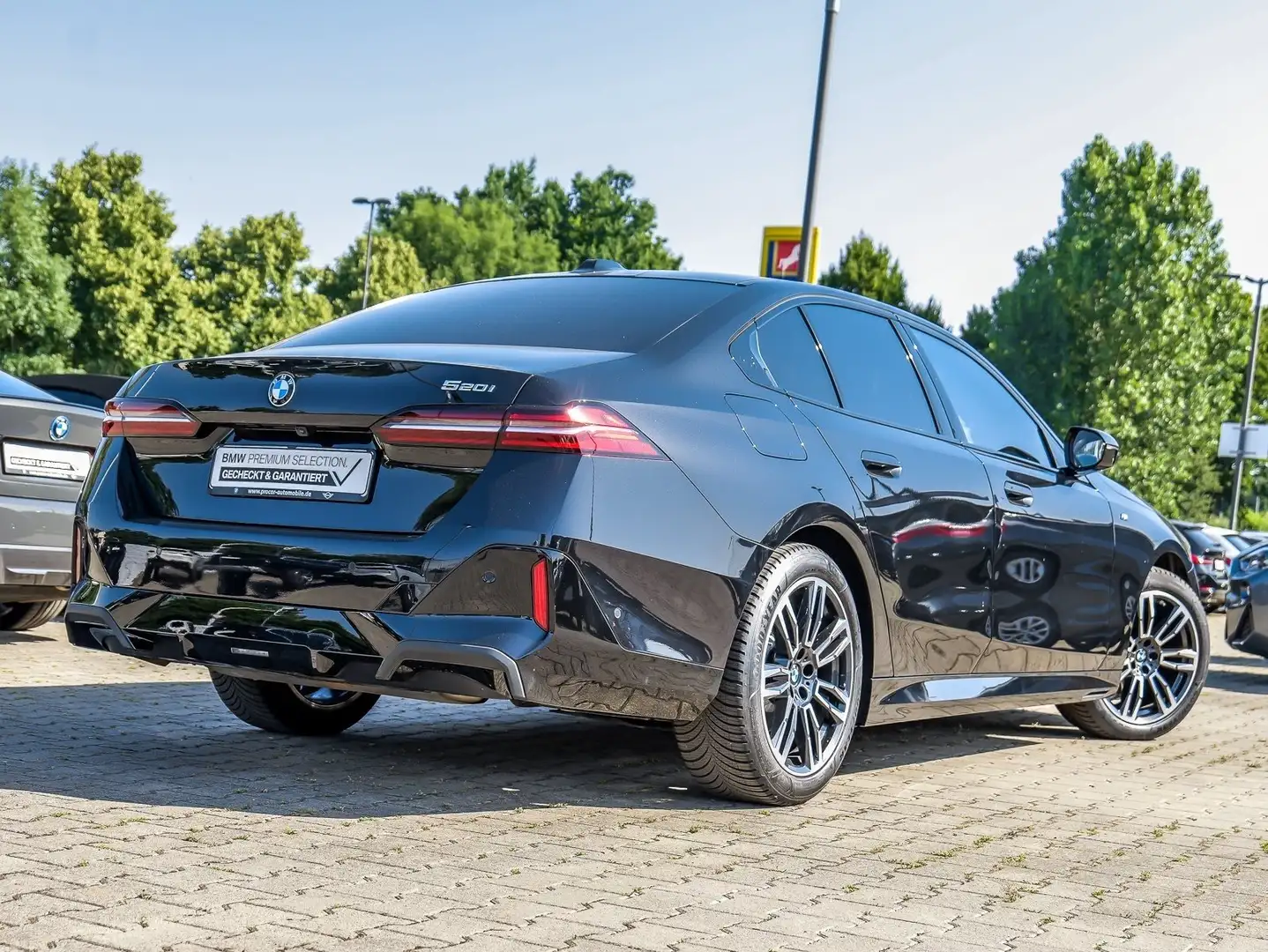 BMW 520 i Limousine M Sport AHK Pano Standheiz. DA+ H/K PA Schwarz - 2
