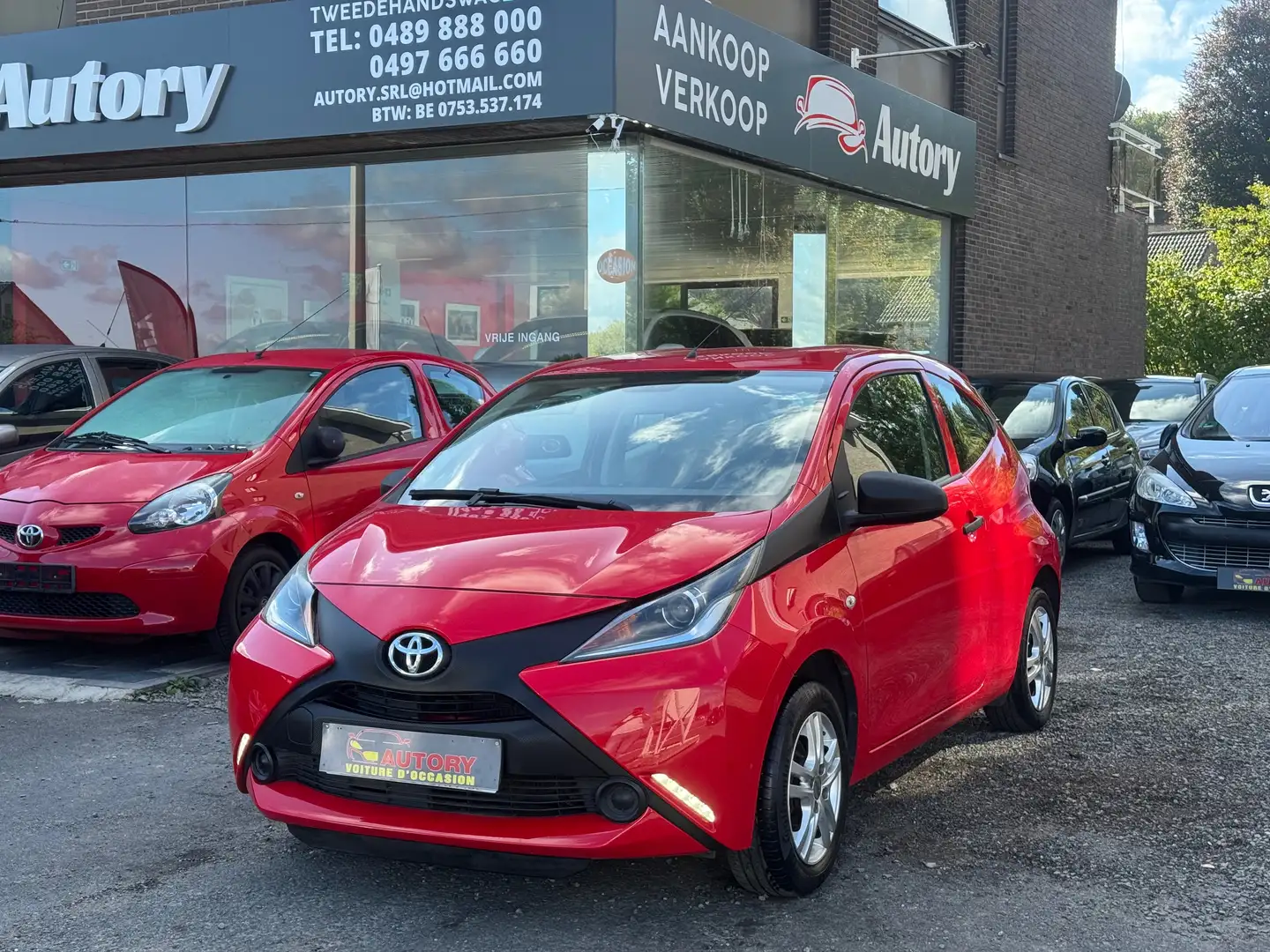 Toyota Aygo Aygo 1.0i VVT-i x-play and pack x-cite Rood - 1