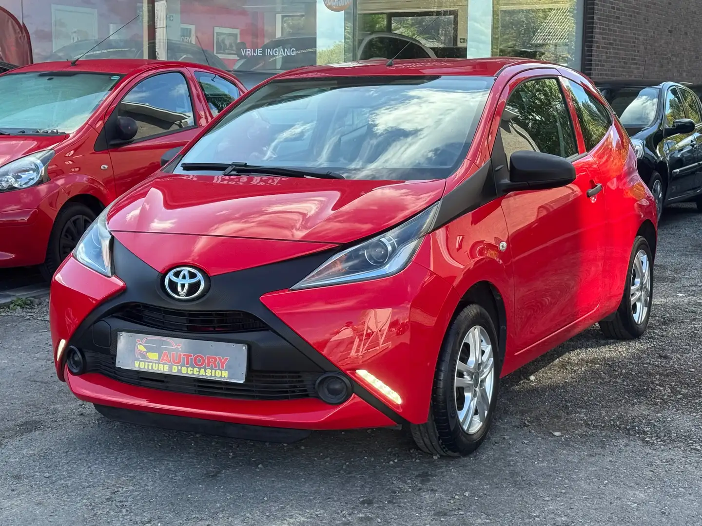 Toyota Aygo Aygo 1.0i VVT-i x-play and pack x-cite Rood - 2