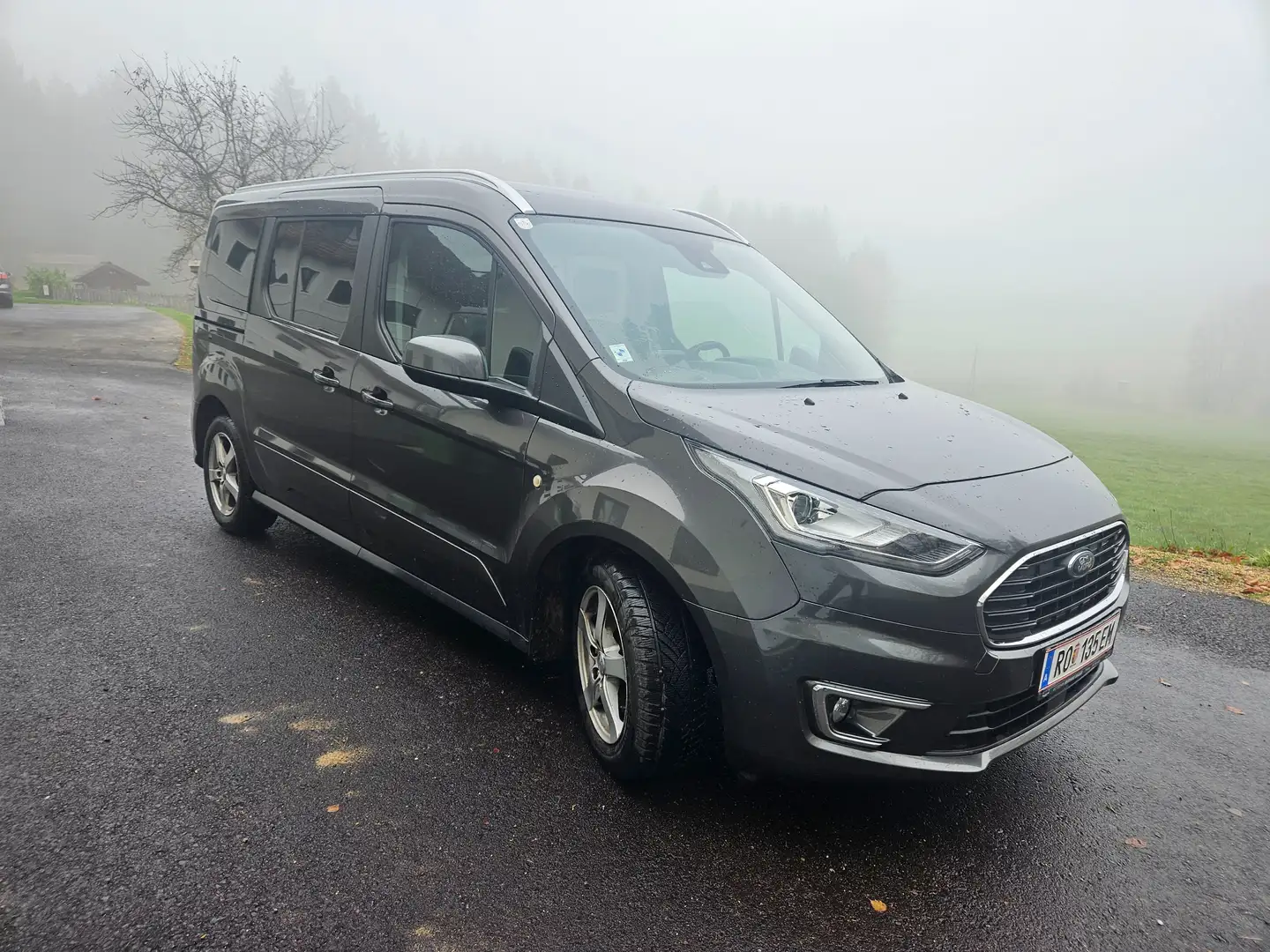 Ford Grand Tourneo 1.5 diesl Titanium Grau - 1