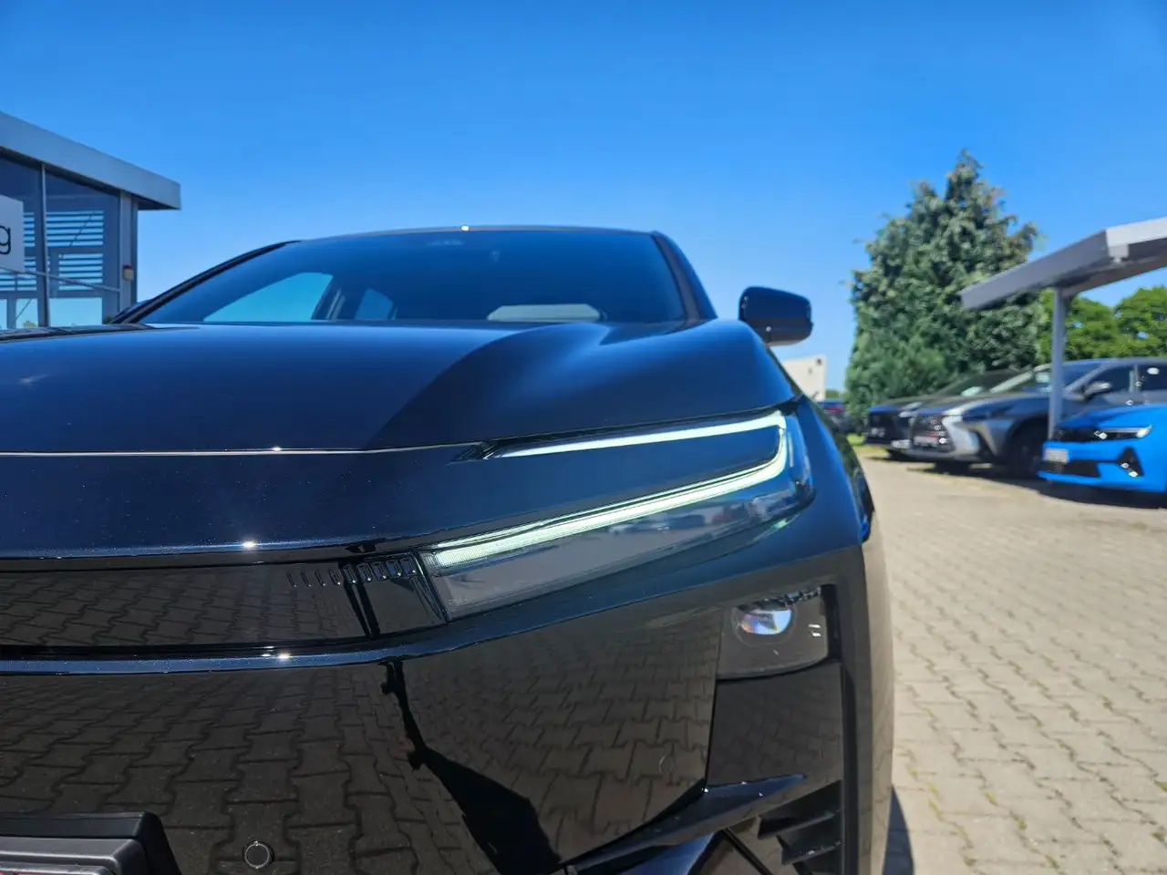 Toyota C-HR + Teamplayer 4x2 ACC+LED+Navi+SHZ+2xKlima 4