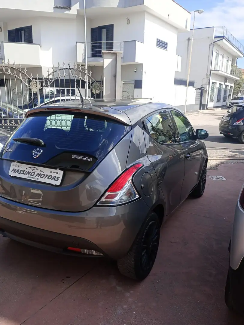 Lancia Ypsilon Elefantino Gris - 2