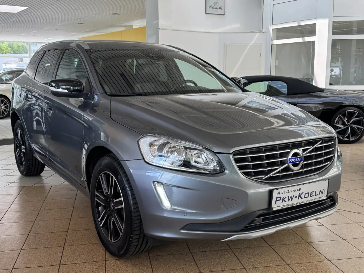 Volvo XC60 D4 Kinetic 2WD*SiTZHZG*KAMERA* Grau - 2