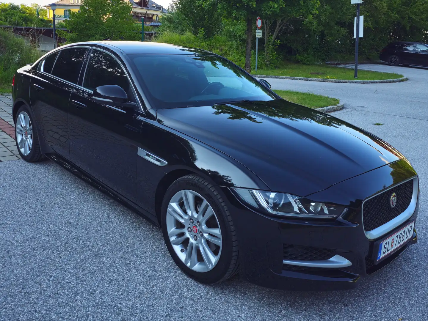 Jaguar XE XE 20d R-Sport Aut. R-Sport Schwarz - 2