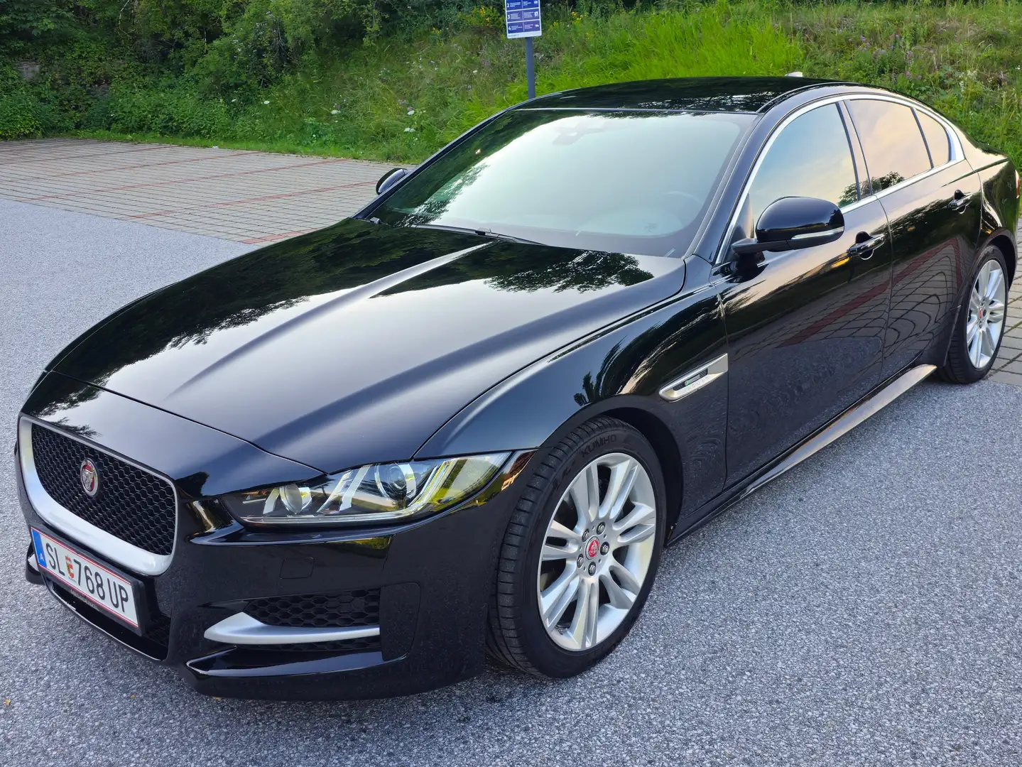 Jaguar XE XE 20d R-Sport Aut. R-Sport Schwarz - 1
