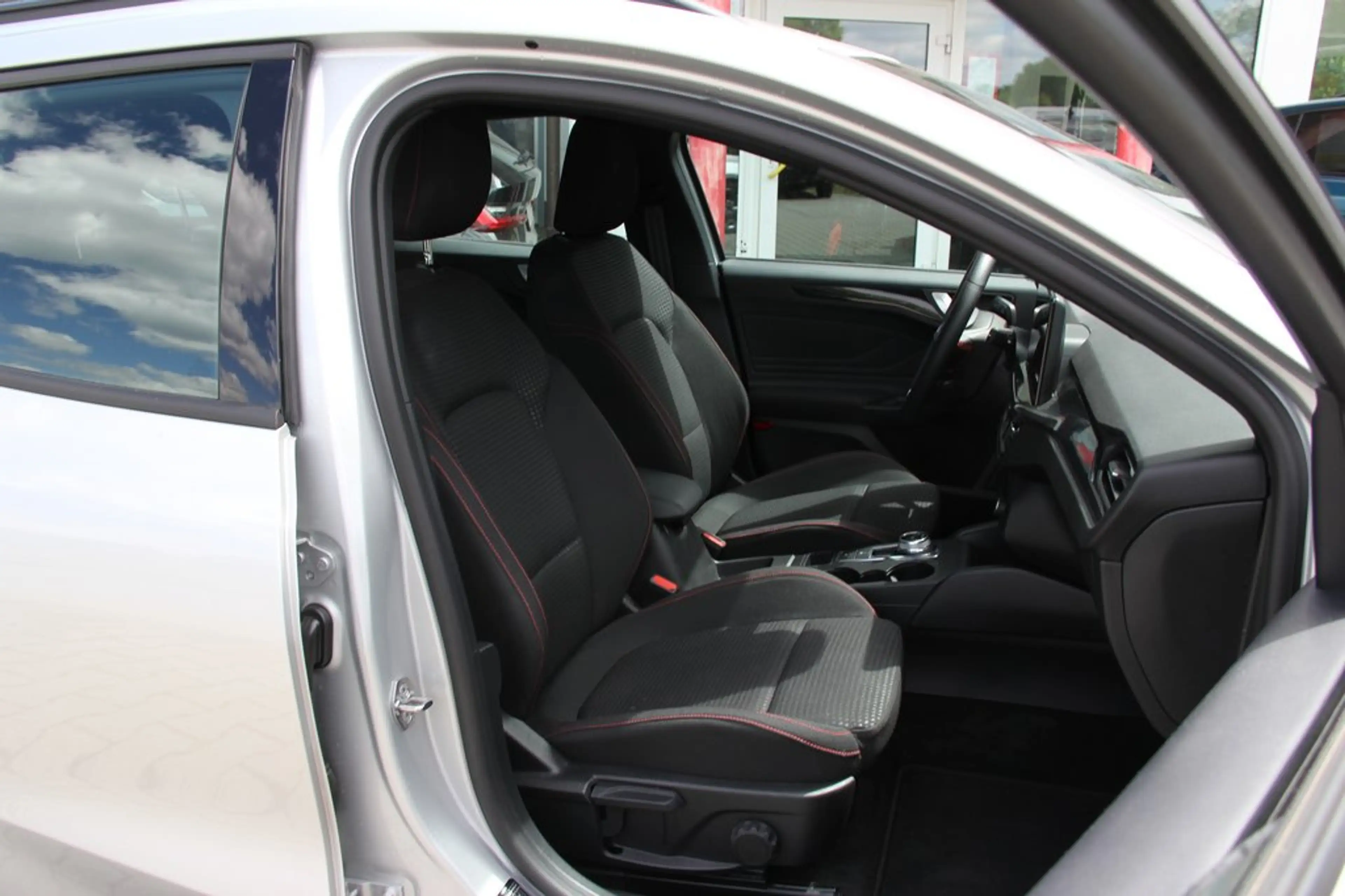 Ford Focus Turnier 155PS ST-LINE LED AdapTempomat CAM 17Z — photo 8
