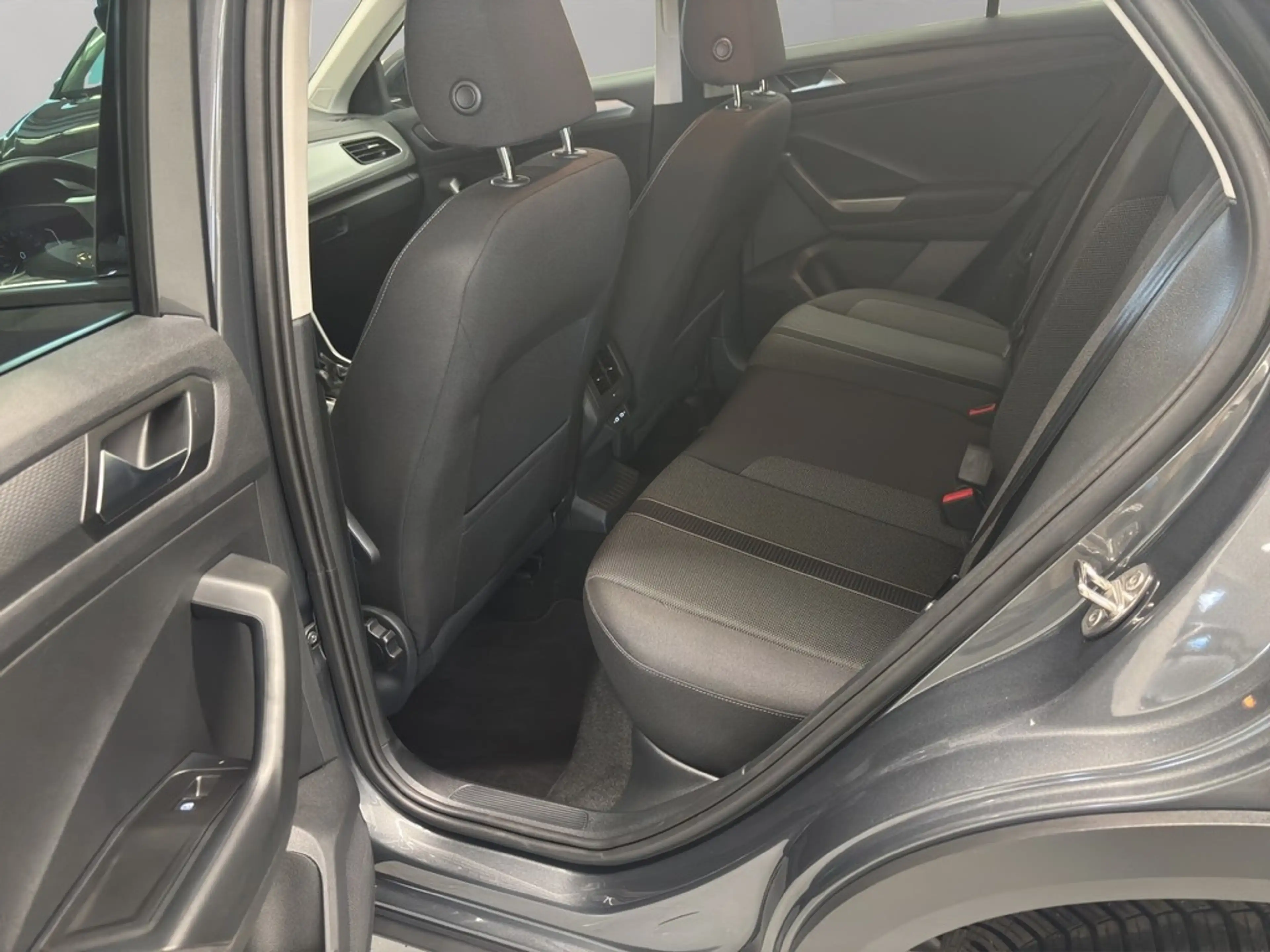 Volkswagen T-Roc Life 1.5 TSI AHK StandHZG ACC LED Rückfahrkamera — photo 9