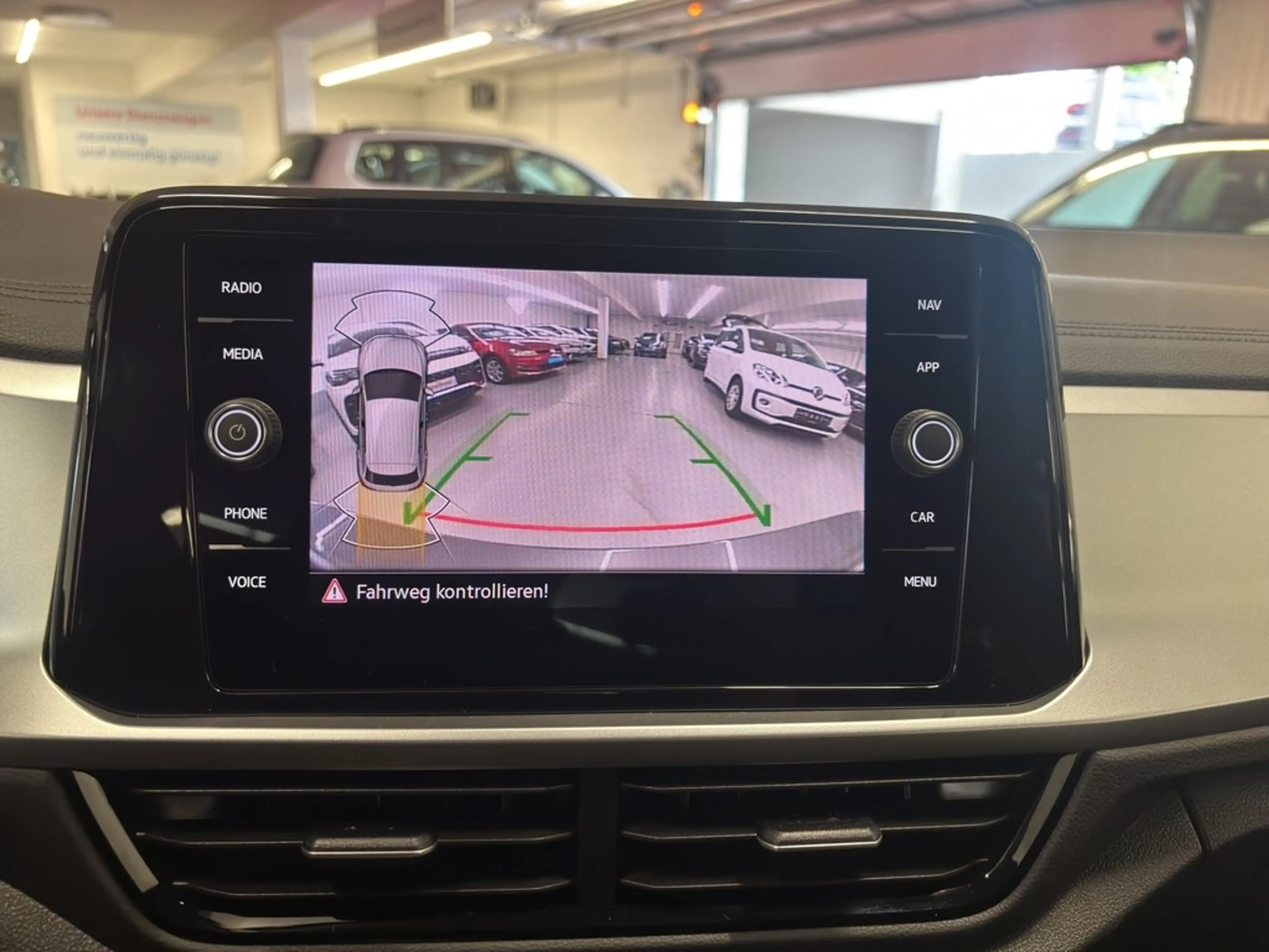 Volkswagen T-Roc Life 1.5 TSI AHK StandHZG ACC LED Rückfahrkamera — photo 14
