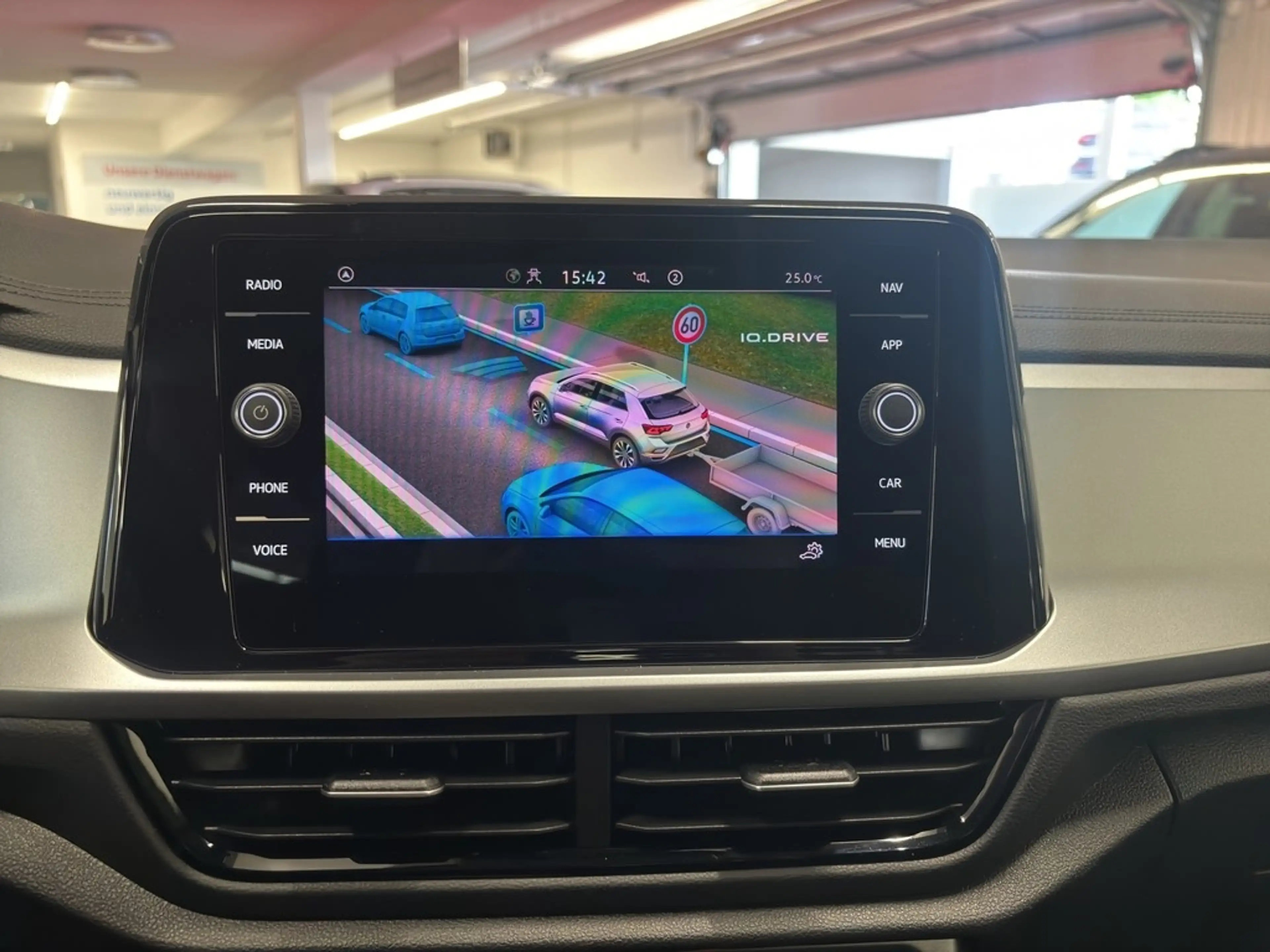 Volkswagen T-Roc Life 1.5 TSI AHK StandHZG ACC LED Rückfahrkamera — photo 15