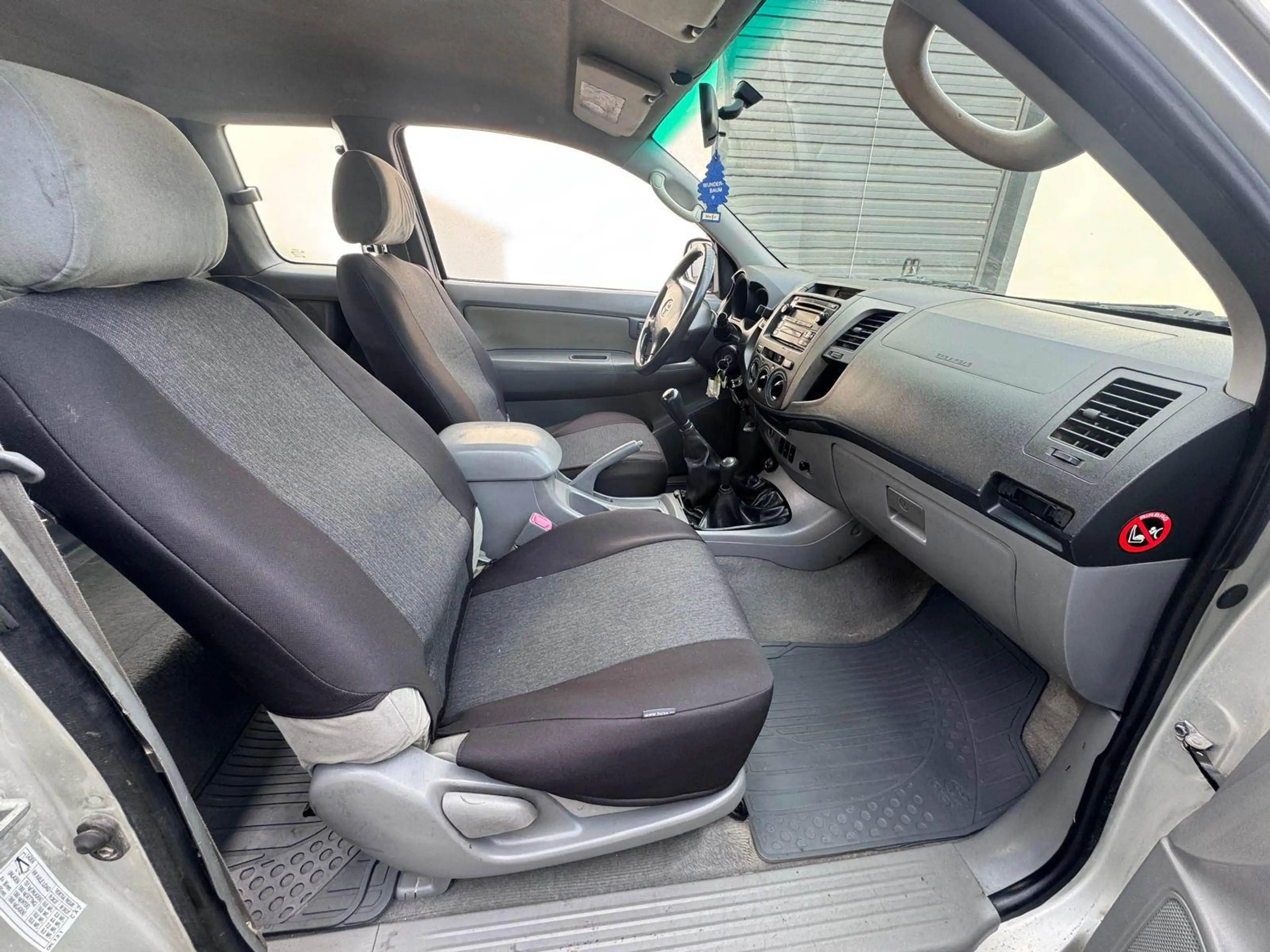 Toyota Hilux — photo 7