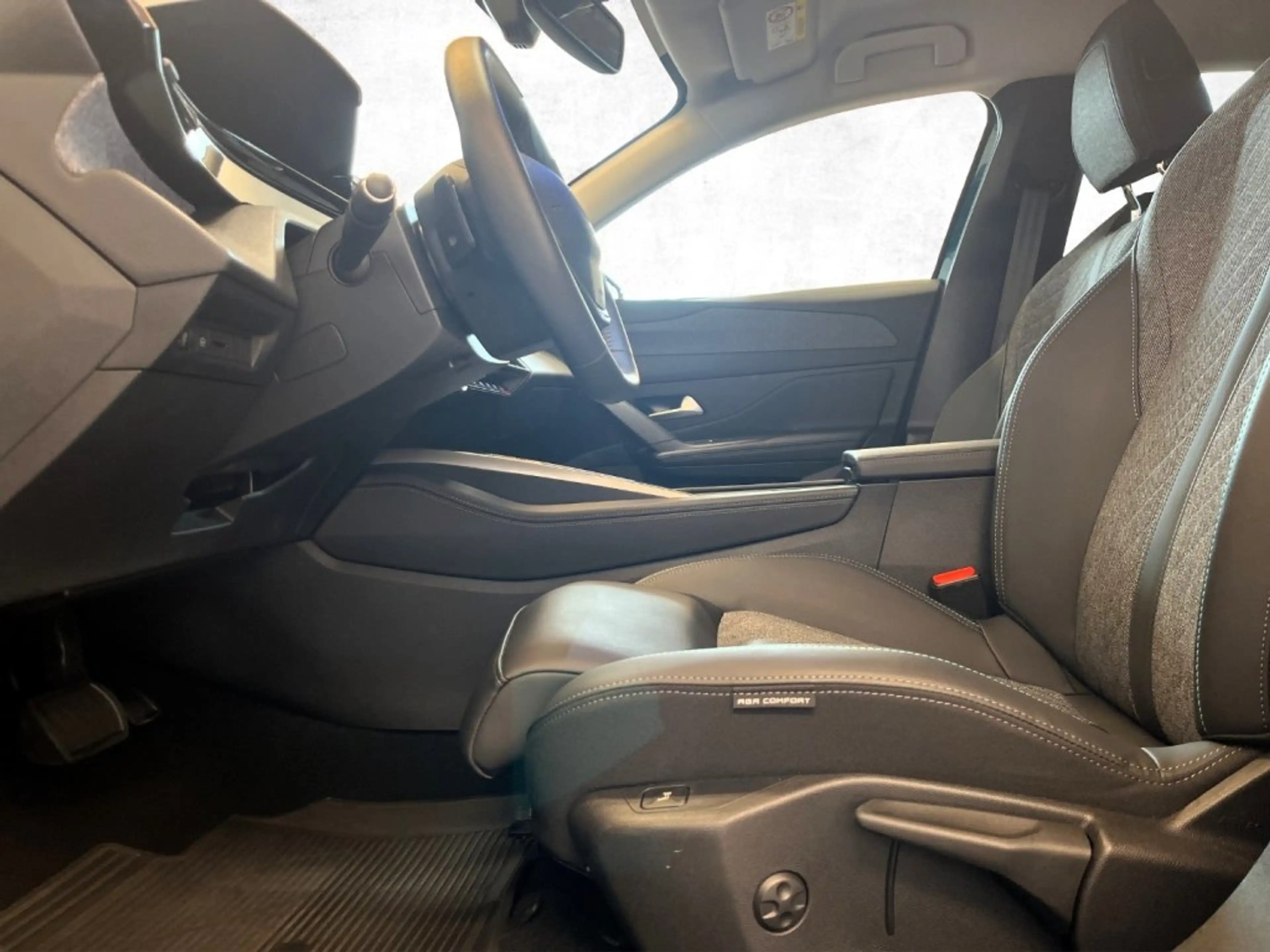 Peugeot 408 Allure MHEV 136 e-DCS6 — photo 9