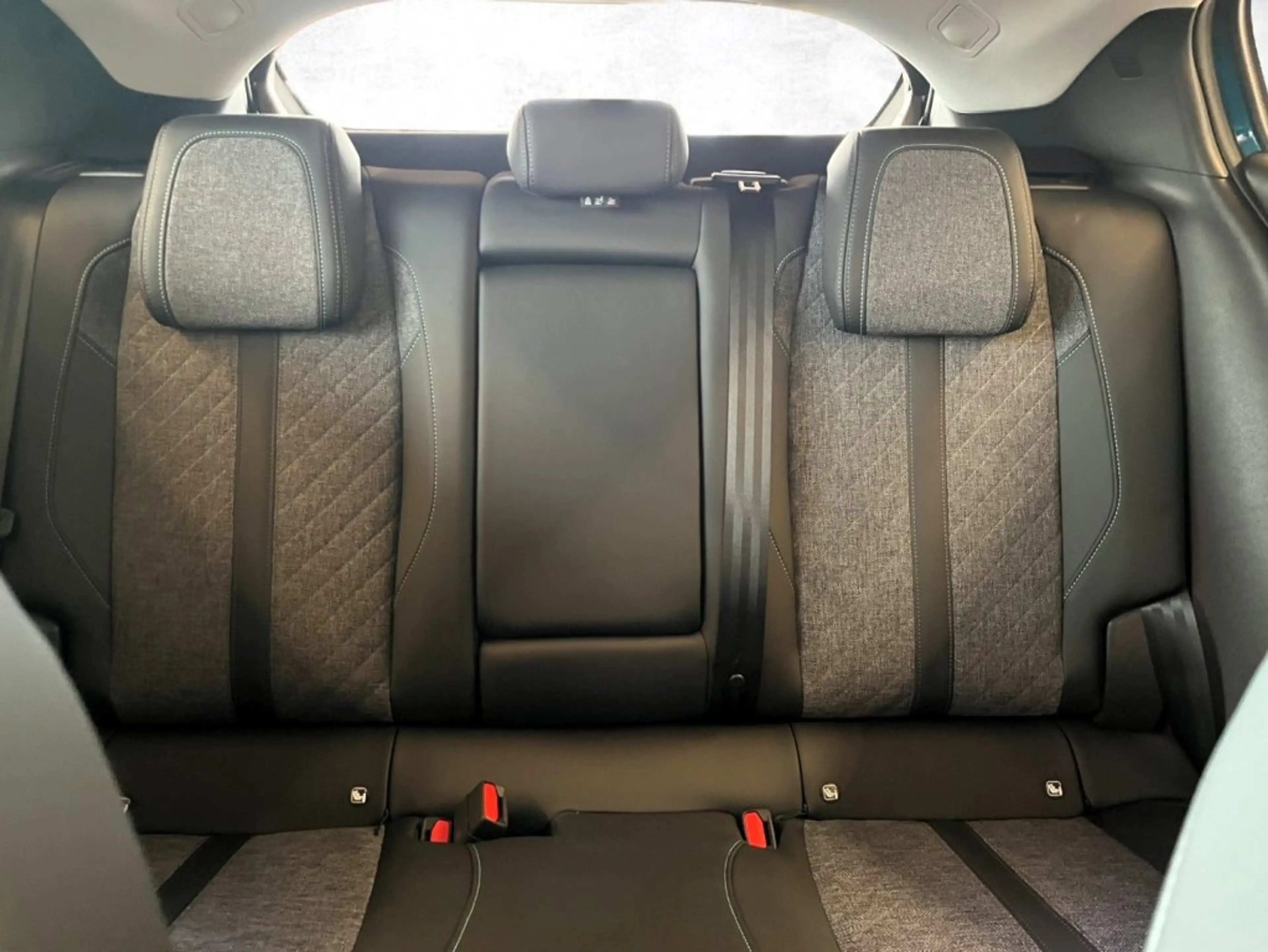 Peugeot 408 Allure MHEV 136 e-DCS6 — photo 13