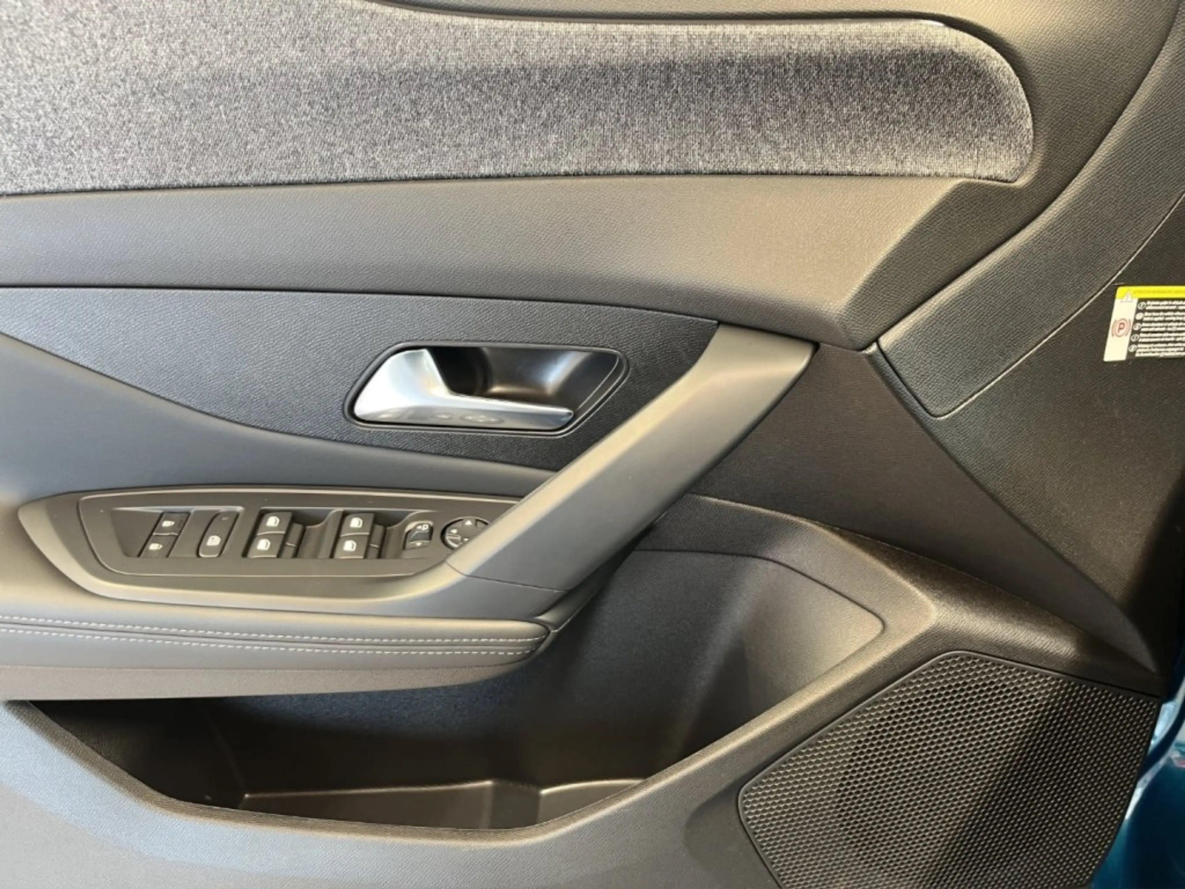 Peugeot 408 Allure MHEV 136 e-DCS6 — photo 12