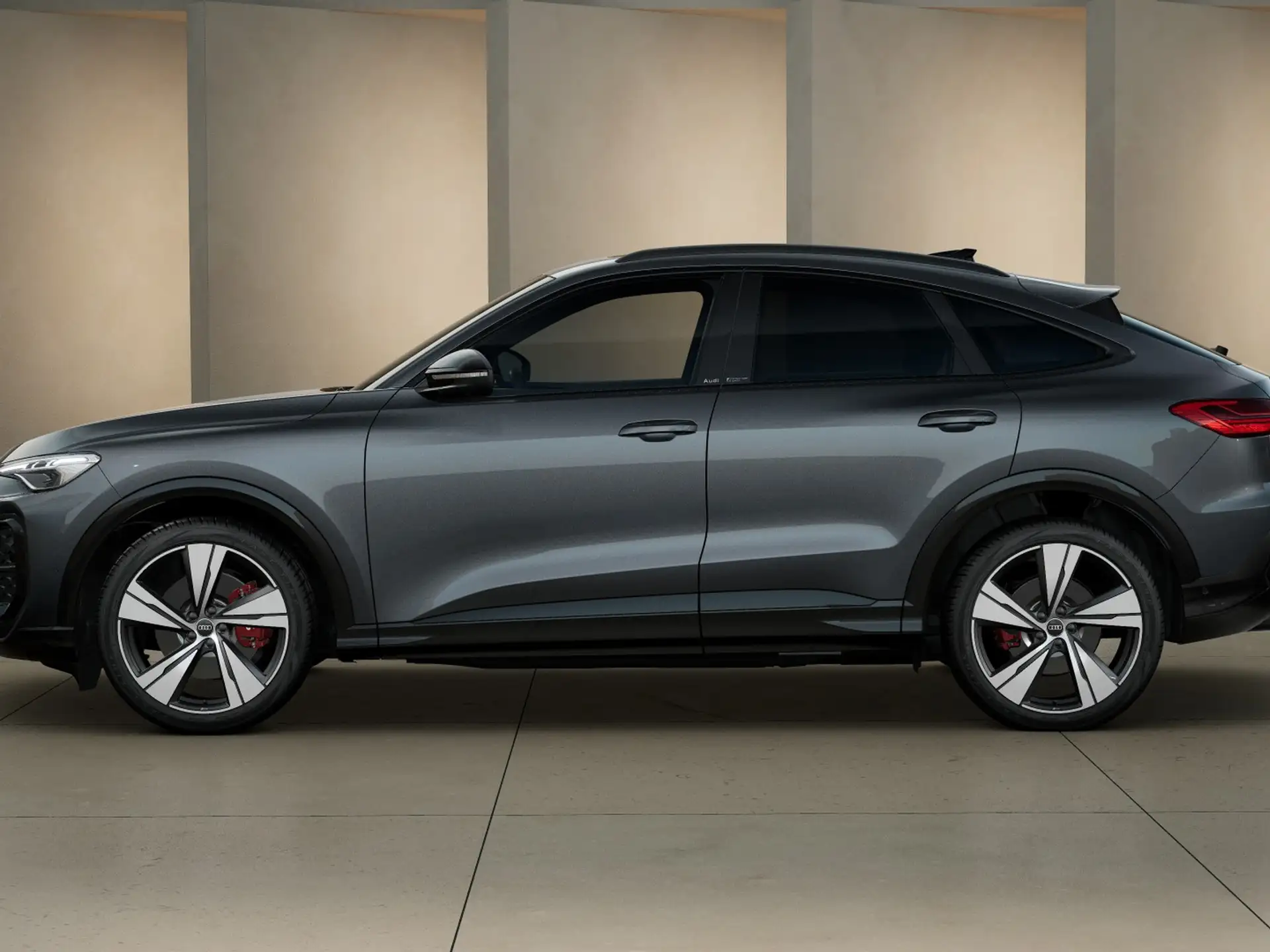 Audi SQ5 2025 건메탈 사진 3