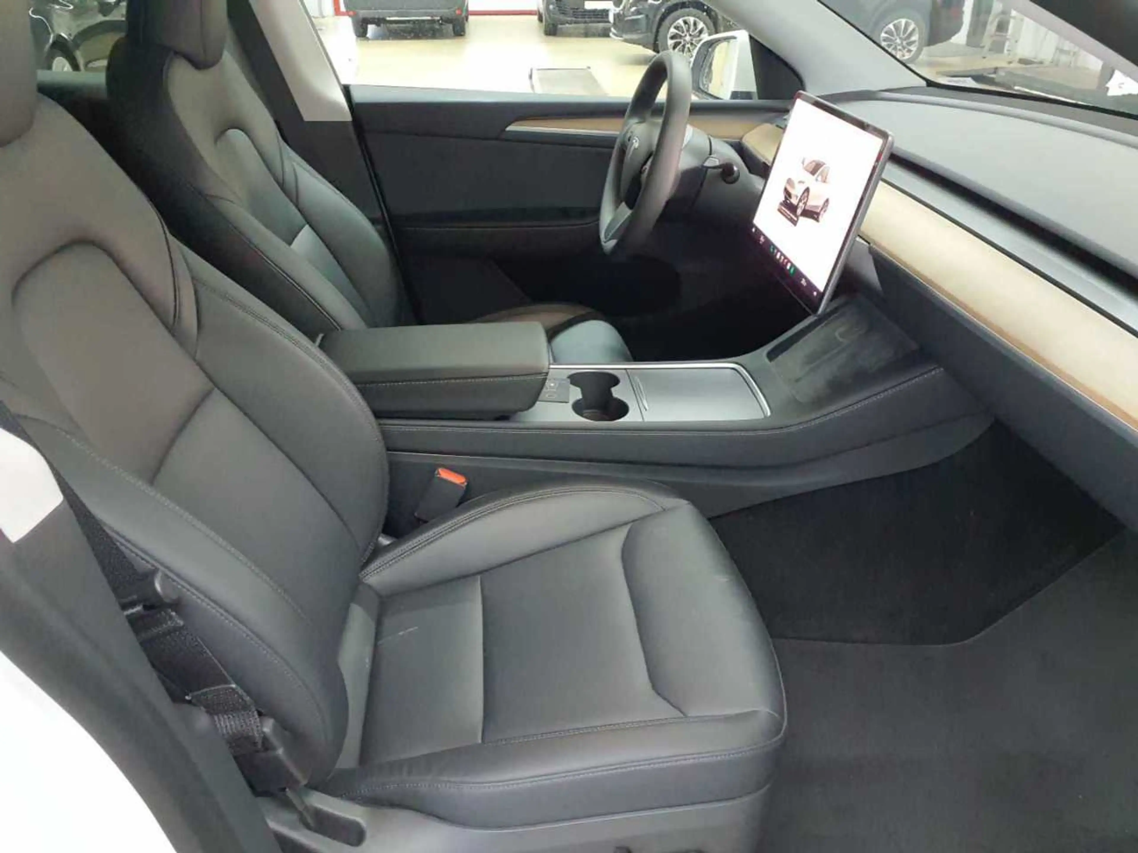 Tesla Model Y Long Range Dual Motor AWD — photo 7