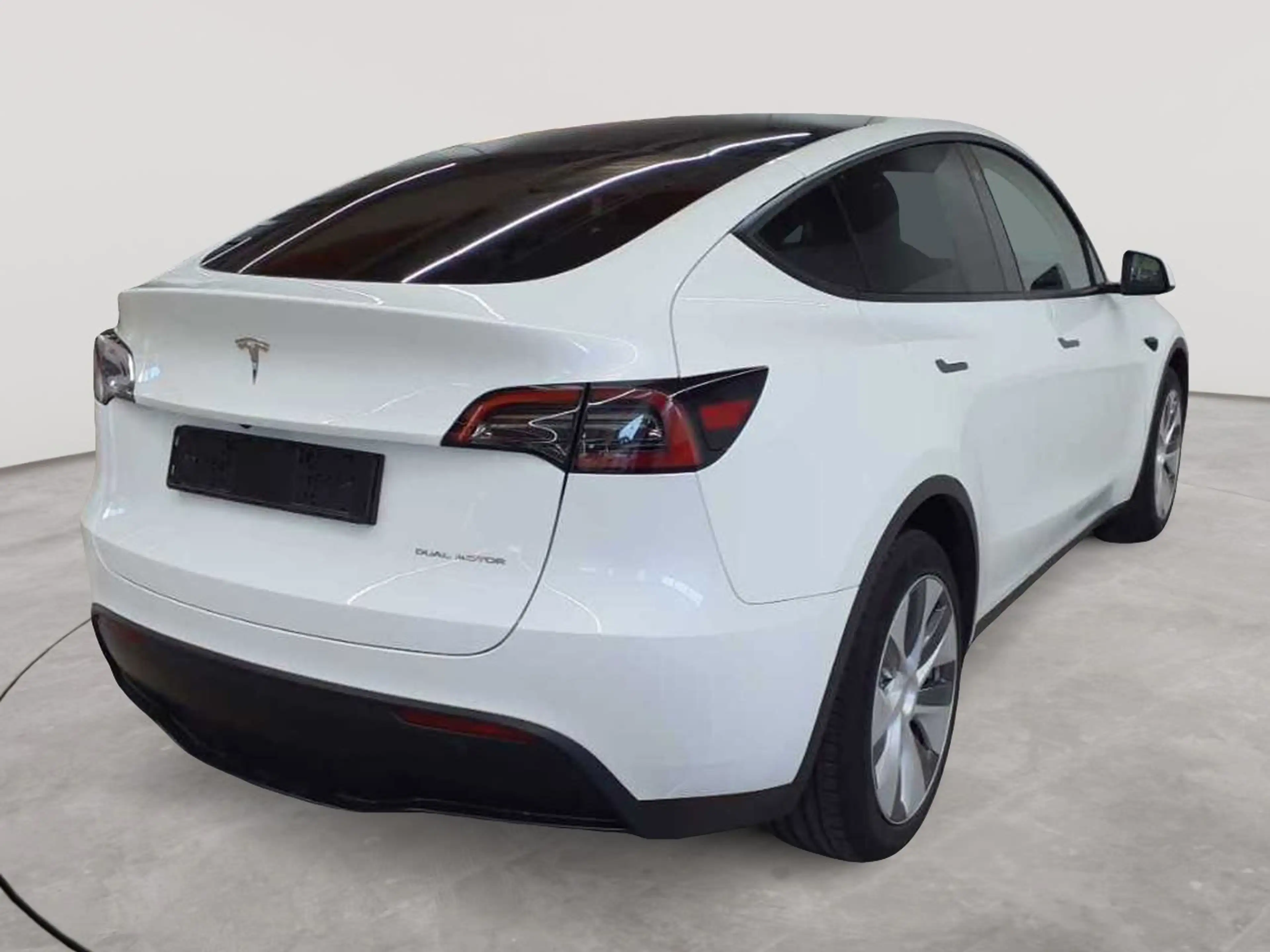 Tesla Model Y Long Range Dual Motor AWD — photo 4