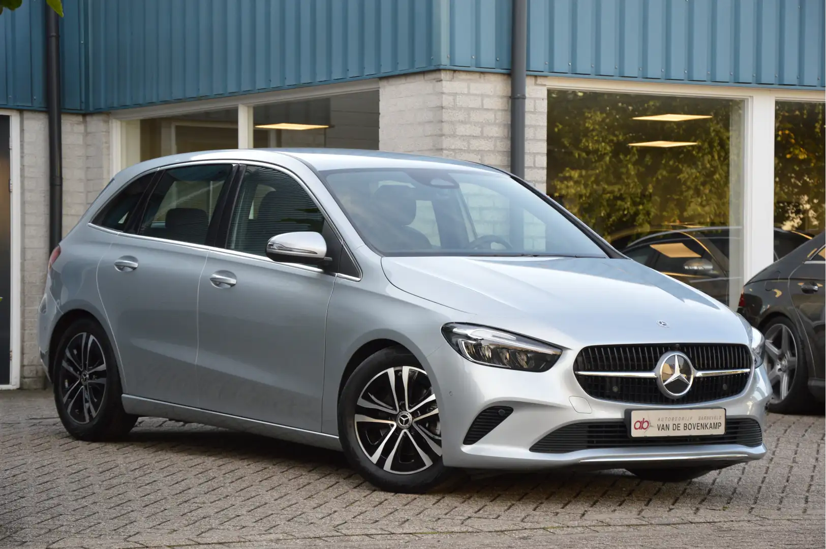 Mercedes-Benz B 180 Business Line AUTOMAAT | LED | CARPLAY | NAVI | CR Grau - 2
