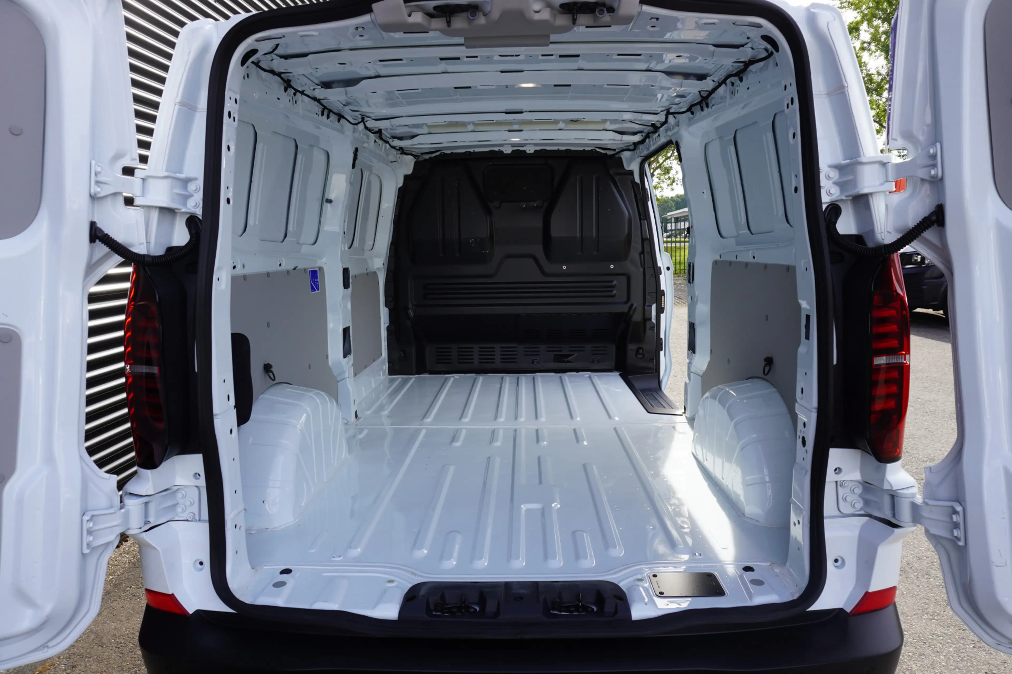 Volkswagen Transporter e-Transporter L2H1 71 kWh Life Apple carplay Trekh — photo 3