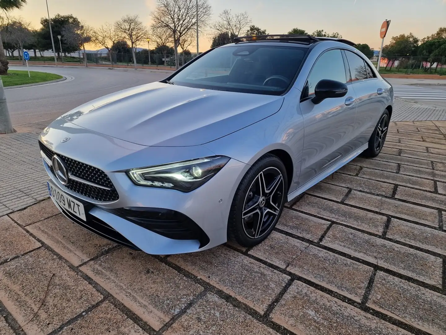 Mercedes-Benz CLA 200 7G-DCT Plateado - 1