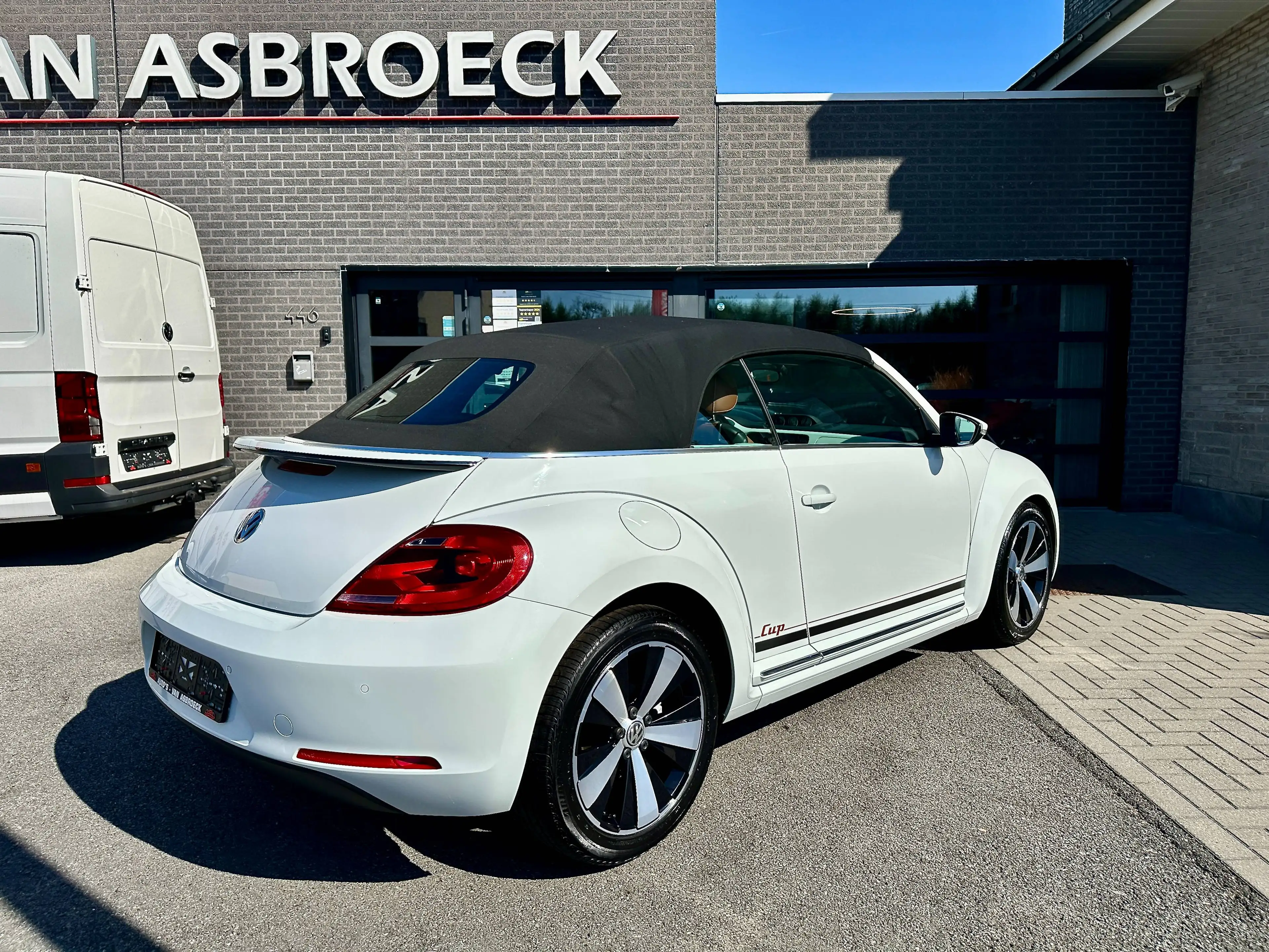 Volkswagen Beetle Beetle Cabriolet 1.2 TSI Design Cup — photo 9