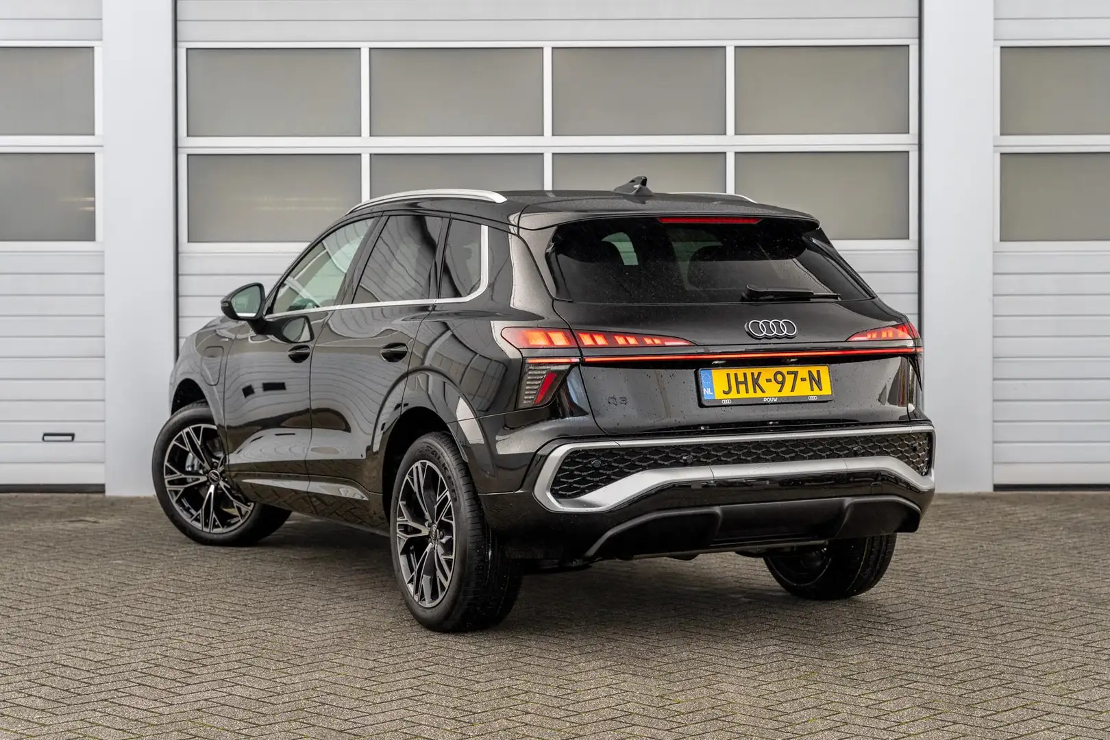 Audi Q3 1.5 e-hybrid 272pk S-Line Edition | Leder | Tech P Zwart - 2
