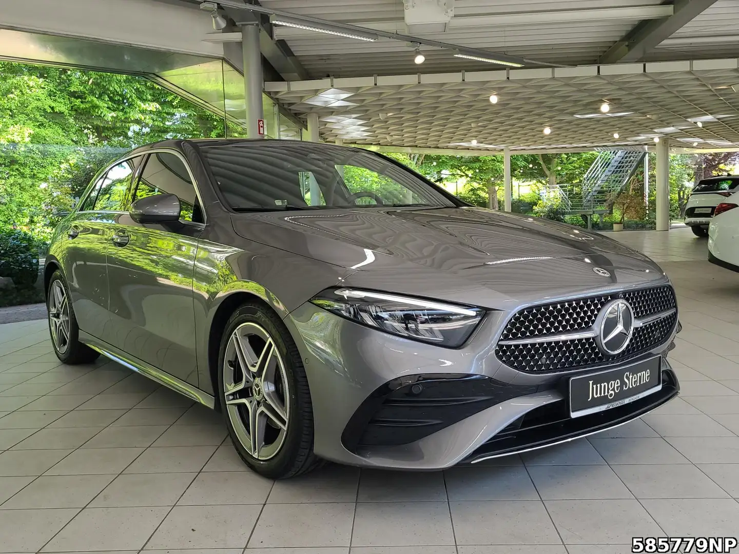 Mercedes-Benz A 180 AMG TotwinkelAssyst. Ambiente Keyless Gris - 2