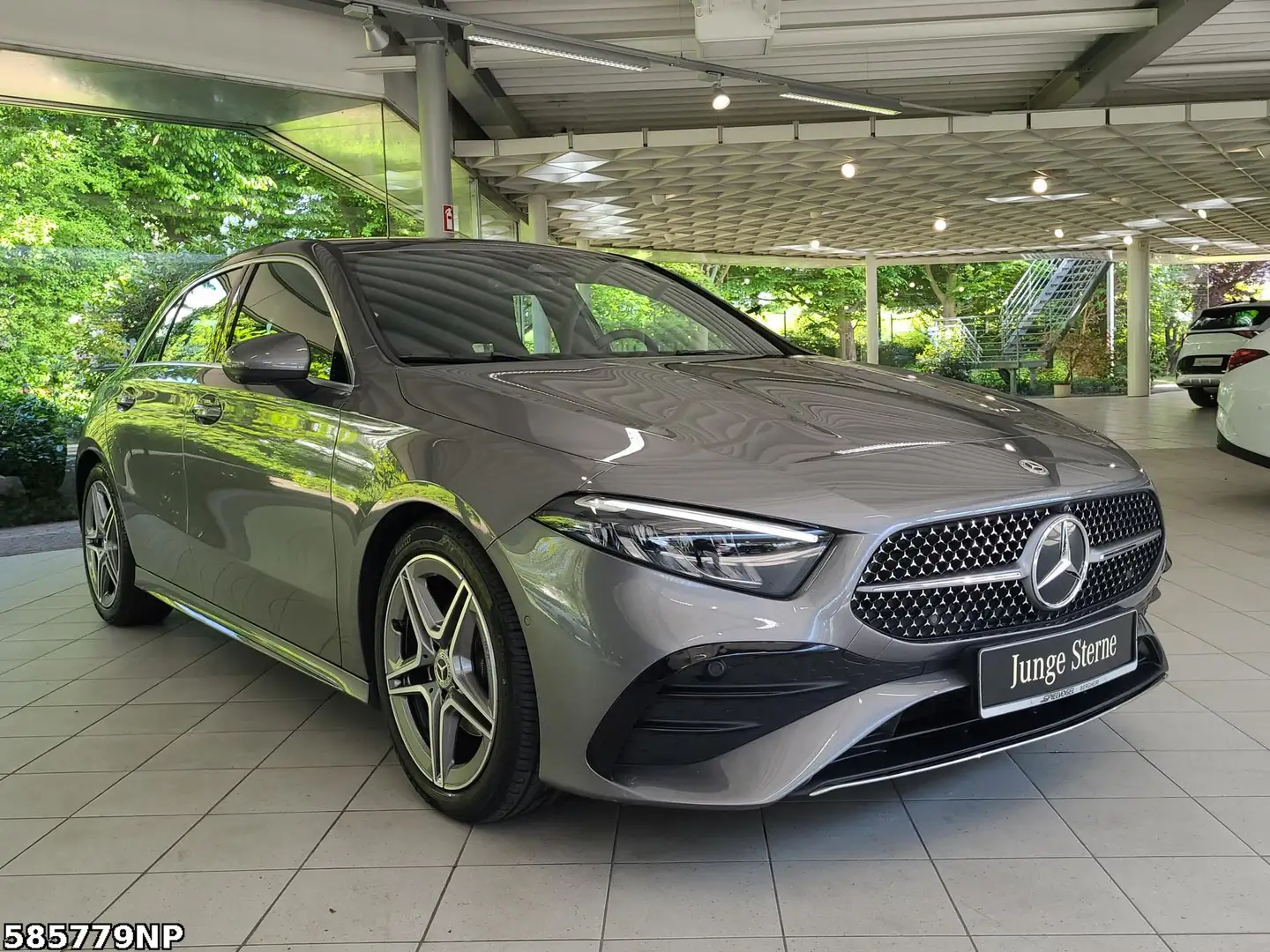 Mercedes-Benz A 180 AMG TotwinkelAssyst. Ambiente Keyless Grigio - 2