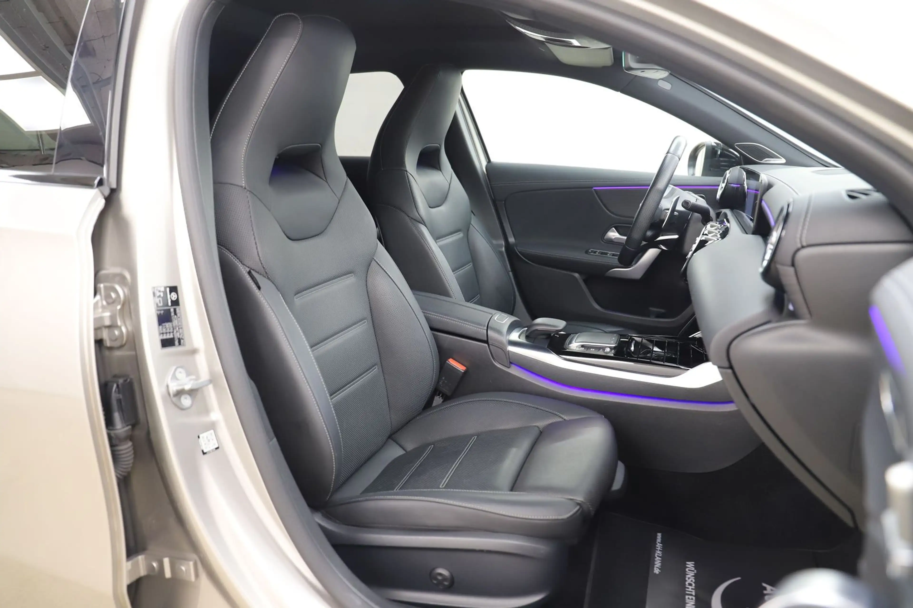 Mercedes-Benz A 35 AMG 306PS 7G 4Matic Burmester Pano HUD — photo 10