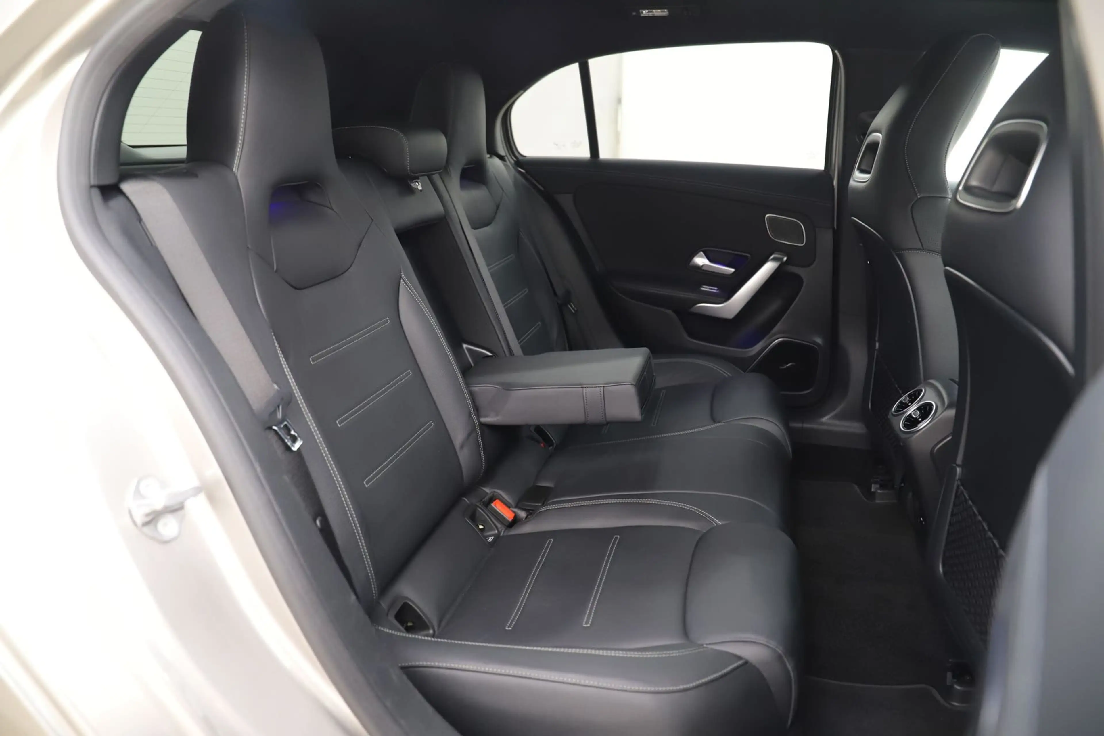 Mercedes-Benz A 35 AMG 306PS 7G 4Matic Burmester Pano HUD — photo 12