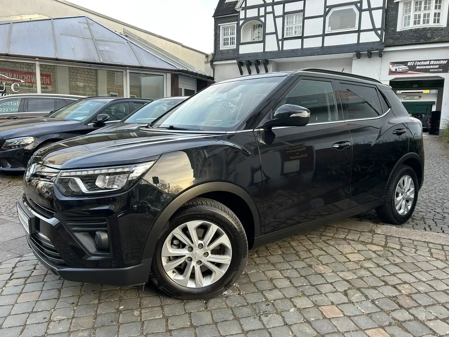 SsangYong Tivoli Tivoli 1.5 T-GDi 2WD Navi/R-Kamera/AHK Schwarz - 1