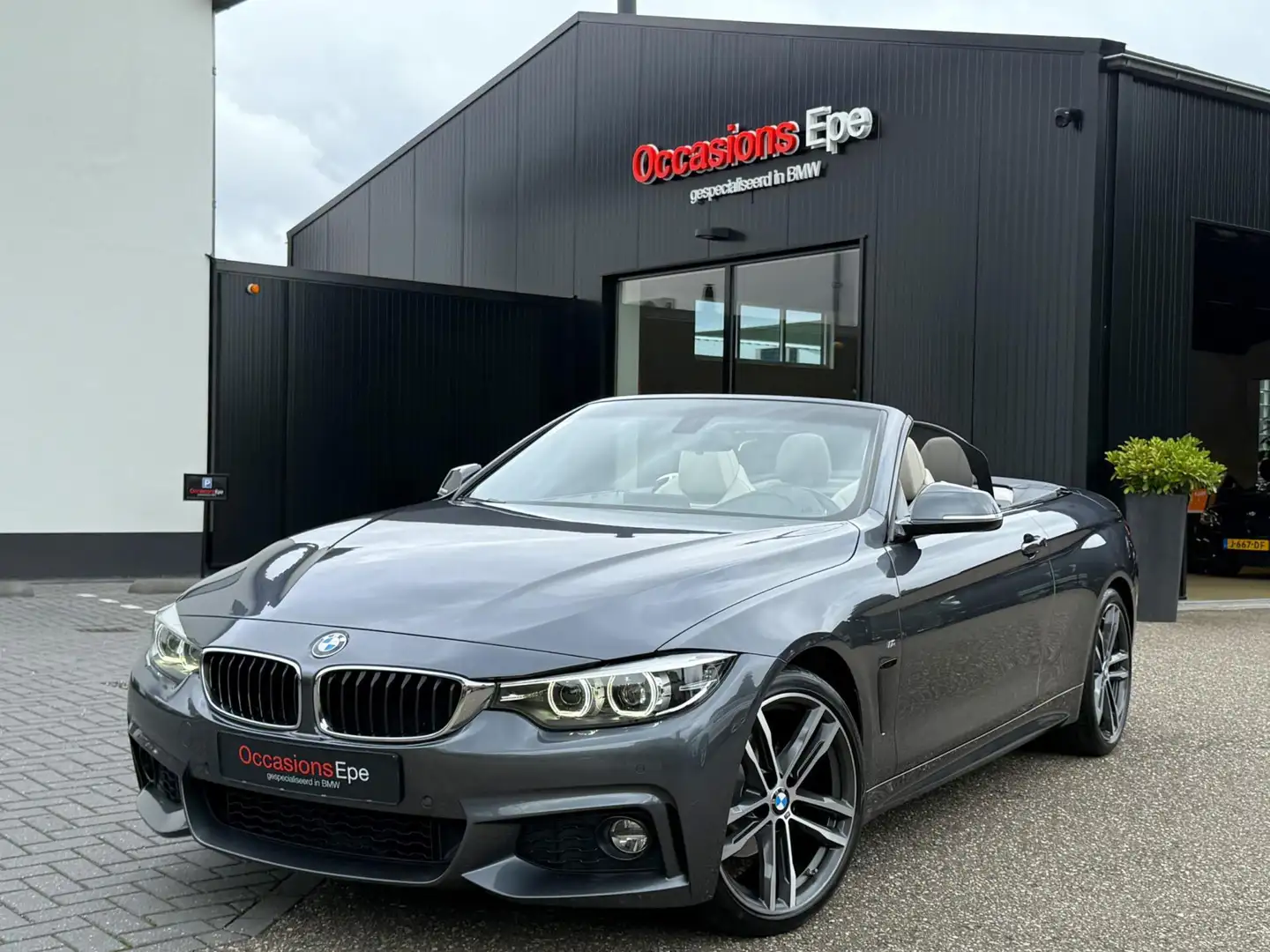 BMW 420 4-Serie Cabrio 420i M-Sport Shadowline Mineralgrau Grijs - 1