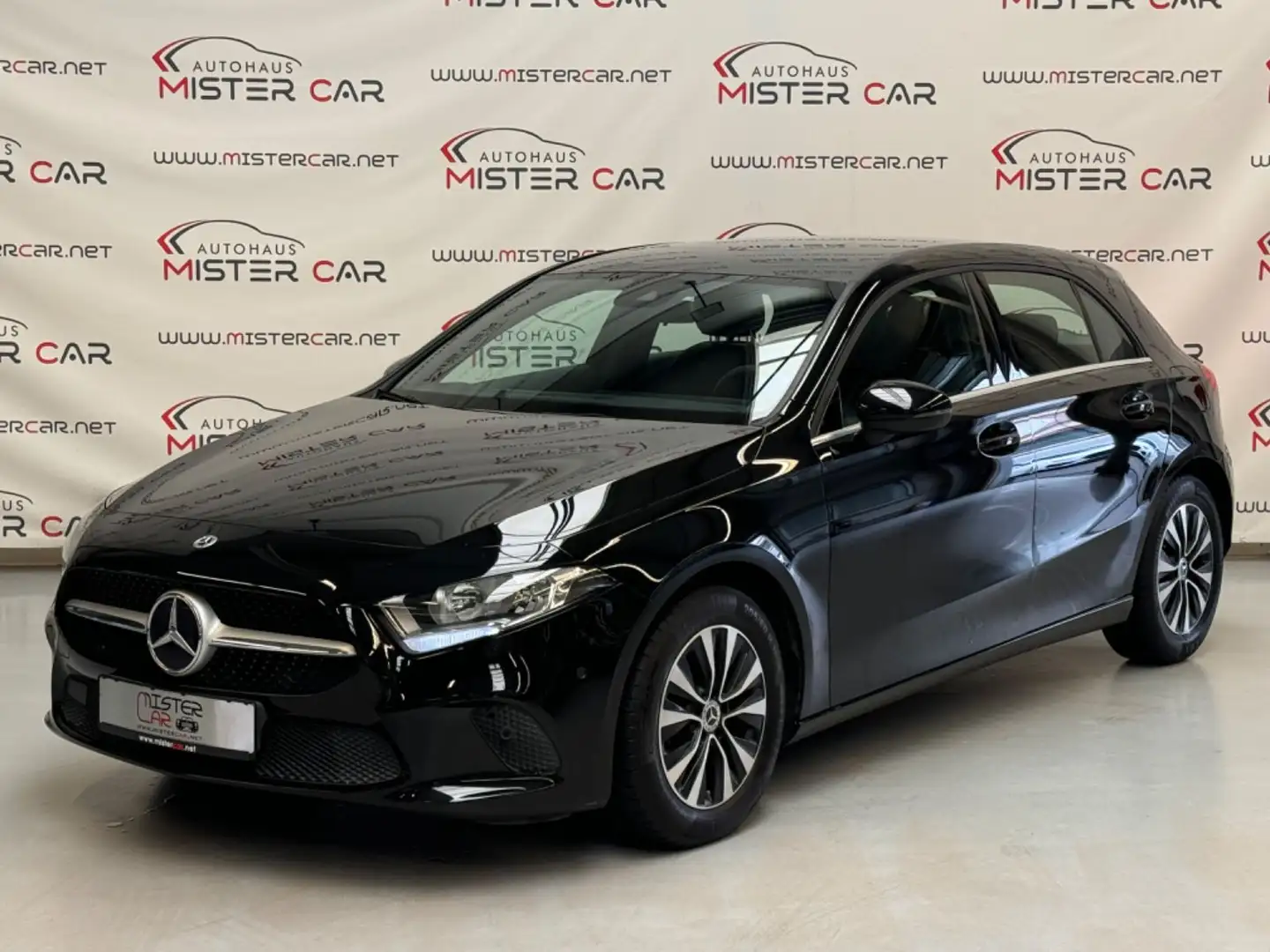 Mercedes-Benz A 180 Style MBUX NAVI/LEDER/APPLE/PDC/SHZ/ALU Noir - 1