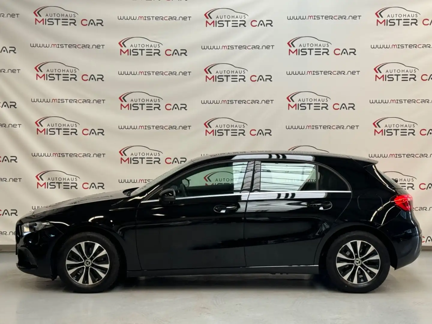 Mercedes-Benz A 180 Style MBUX NAVI/LEDER/APPLE/PDC/SHZ/ALU Noir - 2
