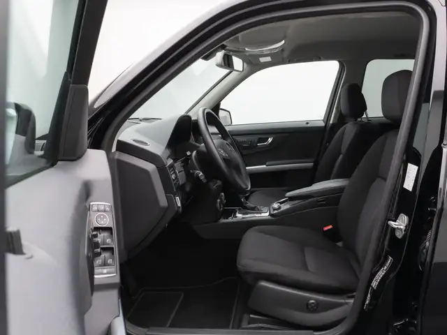 Mercedes-Benz 220 view 19