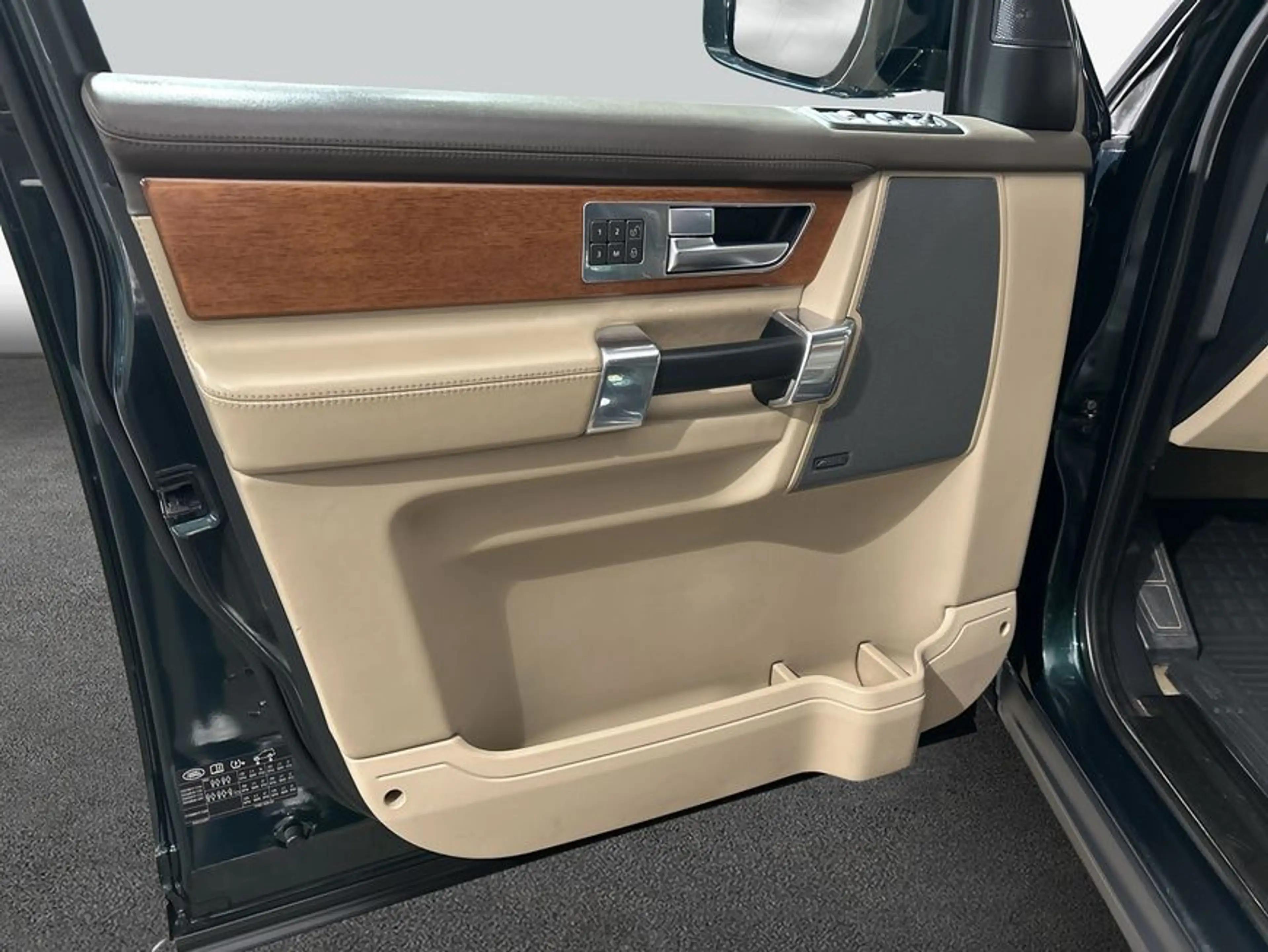 Land Rover Discovery SD V6 HSE — photo 13