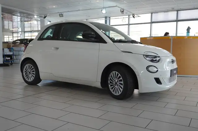 Fiat 500e view 7