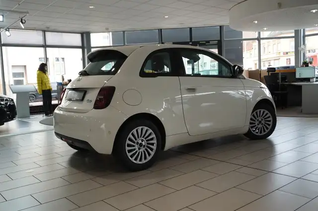 Fiat 500e view 9