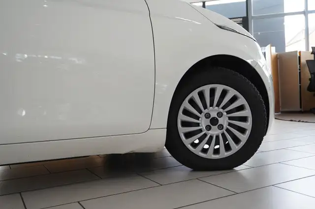 Fiat 500e view 8