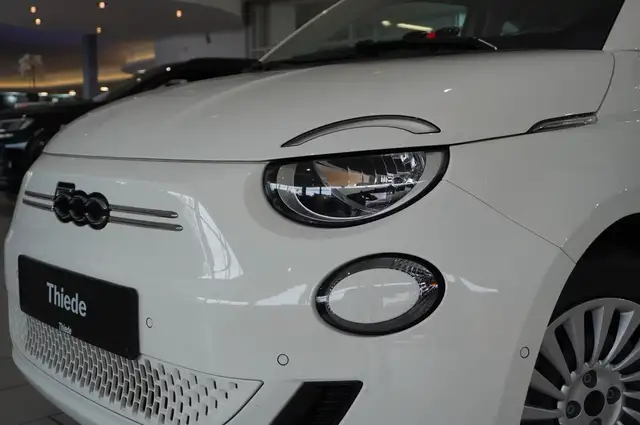 Fiat 500e view 5
