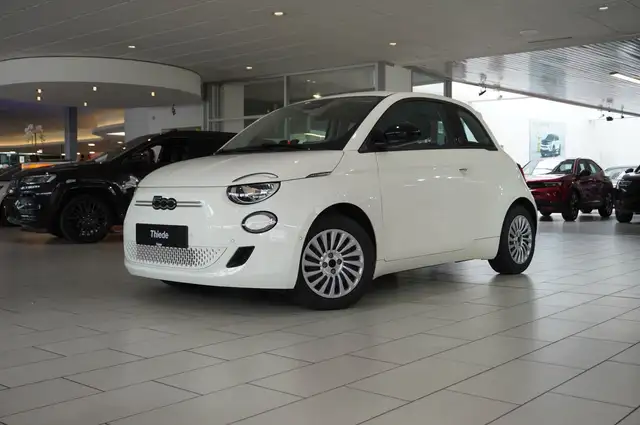 Fiat 500e view 3