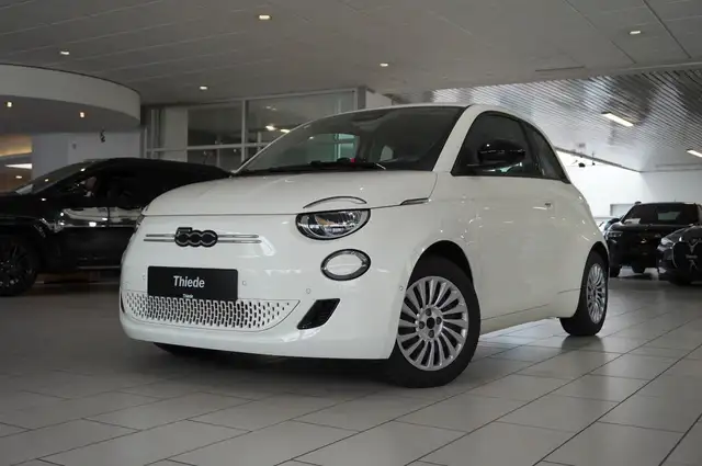 Fiat 500e view 4