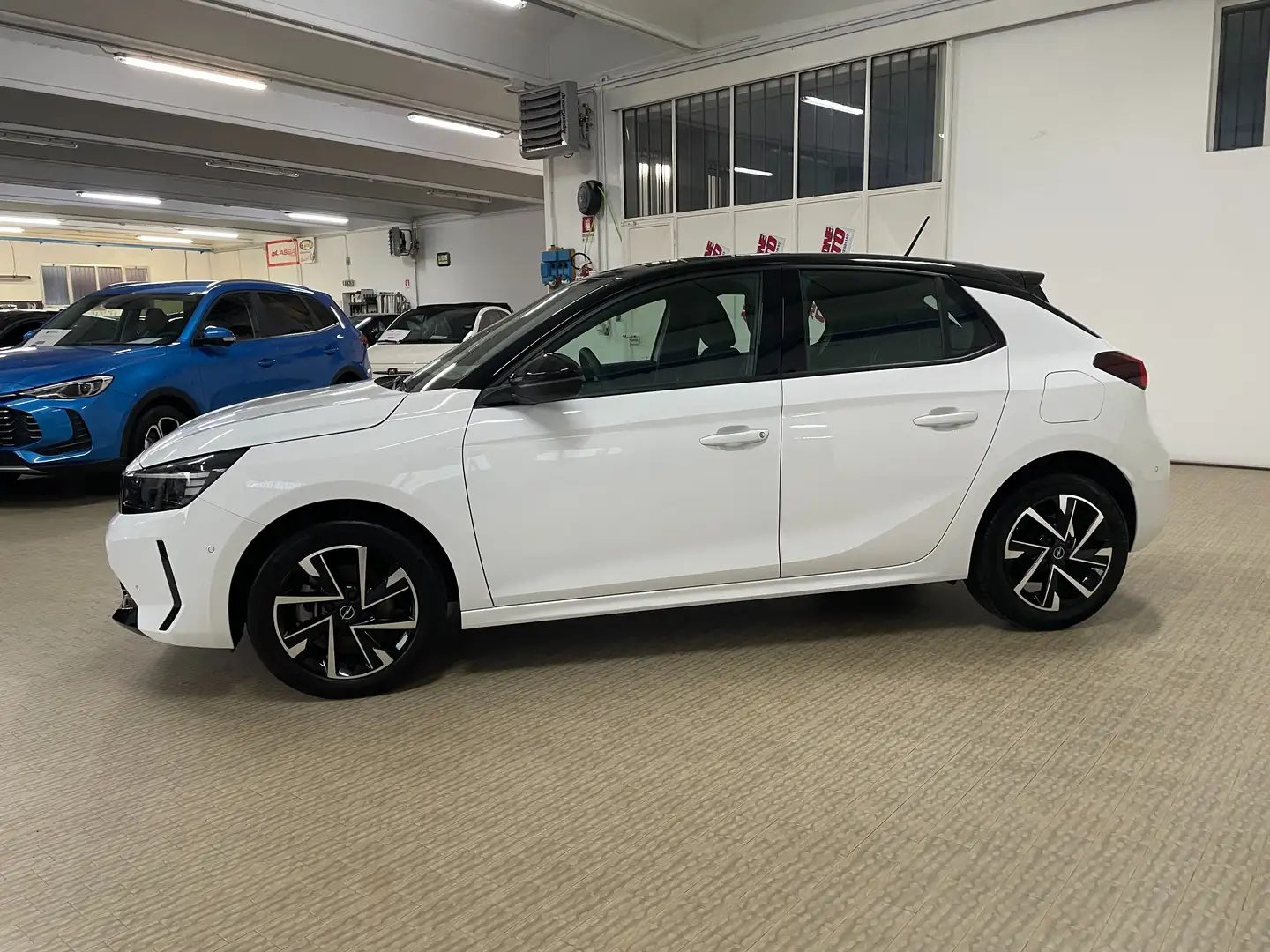 Opel Corsa 1.2 GS 100cv 2025 Bicolor km 12000 Telecam.Sensori Bianco - 1